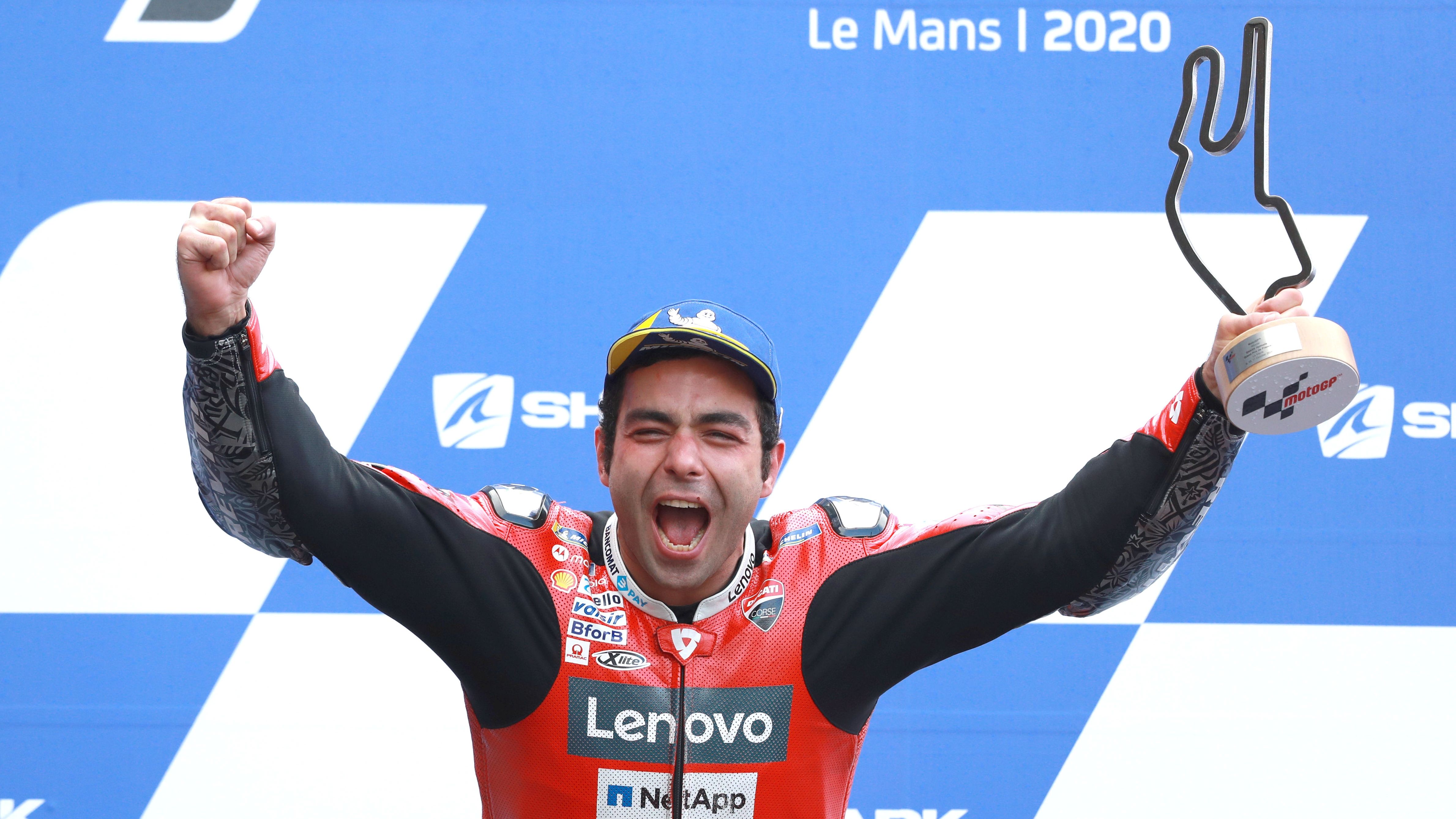 Danilo Petrucci en el podio festejando su victoria