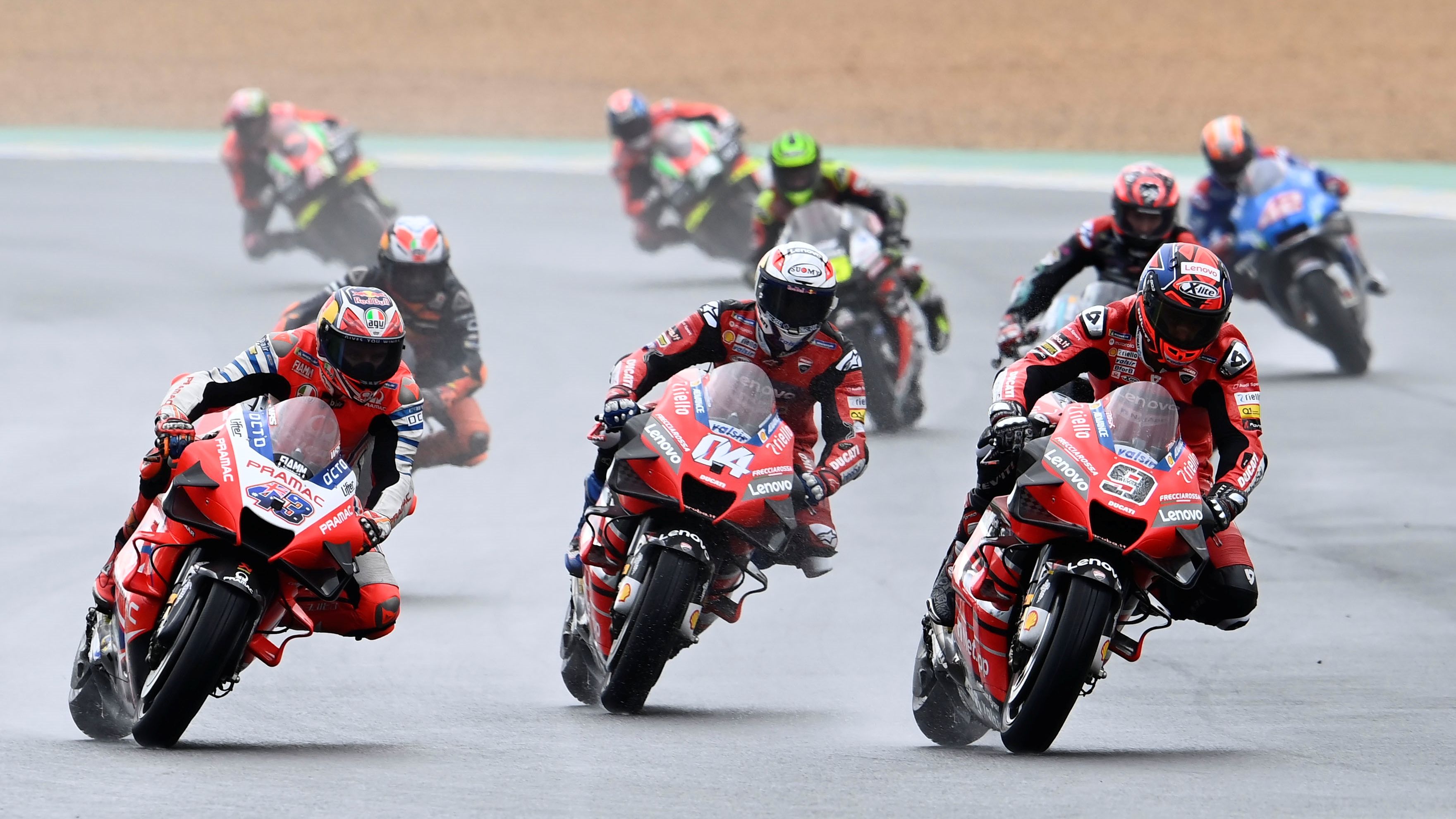 Danilo Petrucci se mete ante Jack Miller en presencia de Andrea Dovizioso