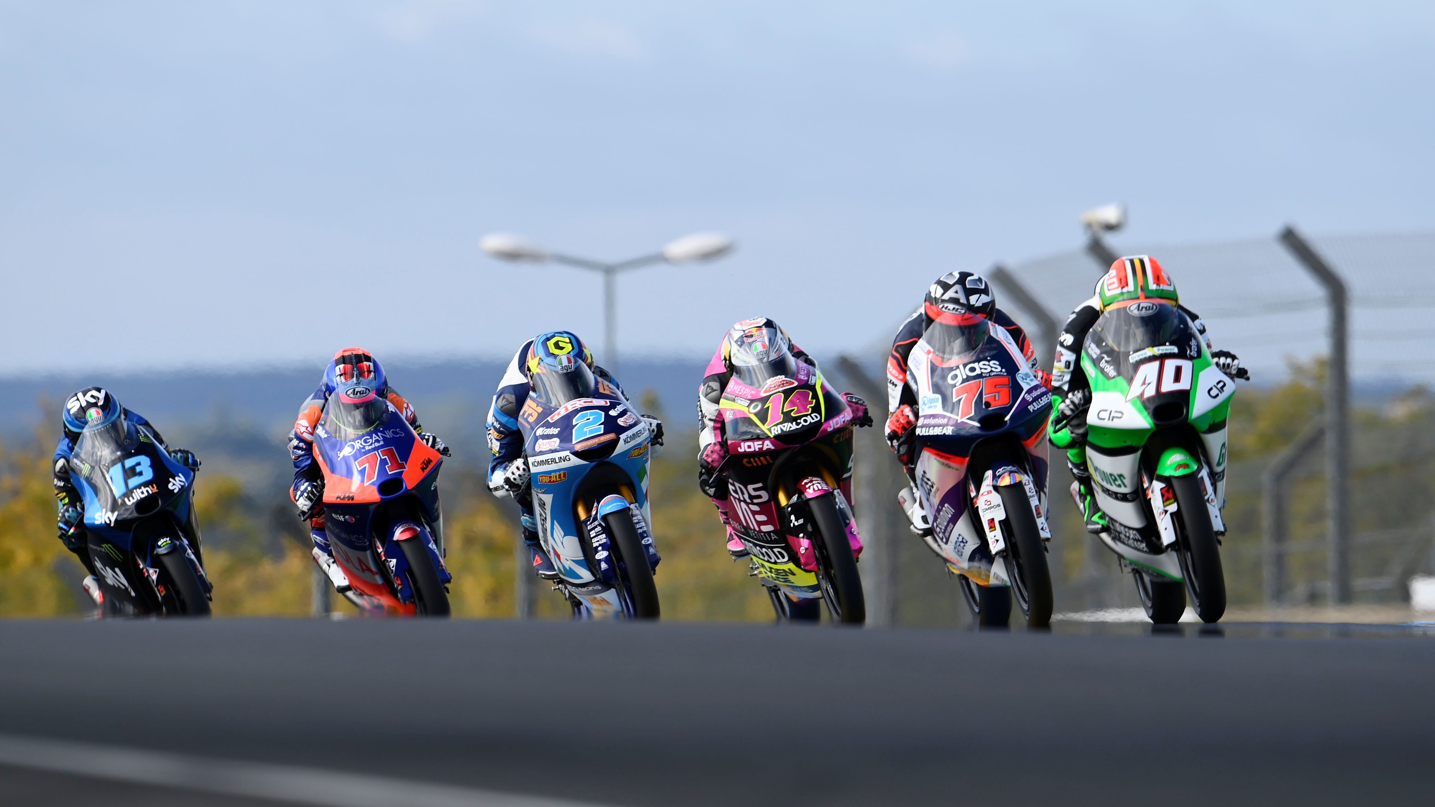 Darryn Binder lidera la carrera de Moto3 delante de Albert Arenas y Tony Arbolino