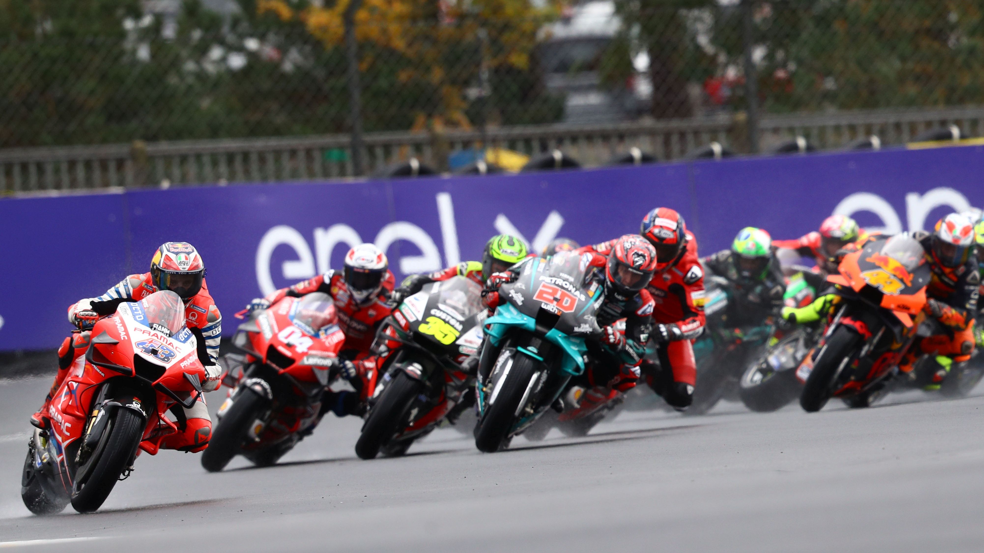 Jack Miller toma el mando de inicio mientras Valentino Rossi cae en medio del pelotón