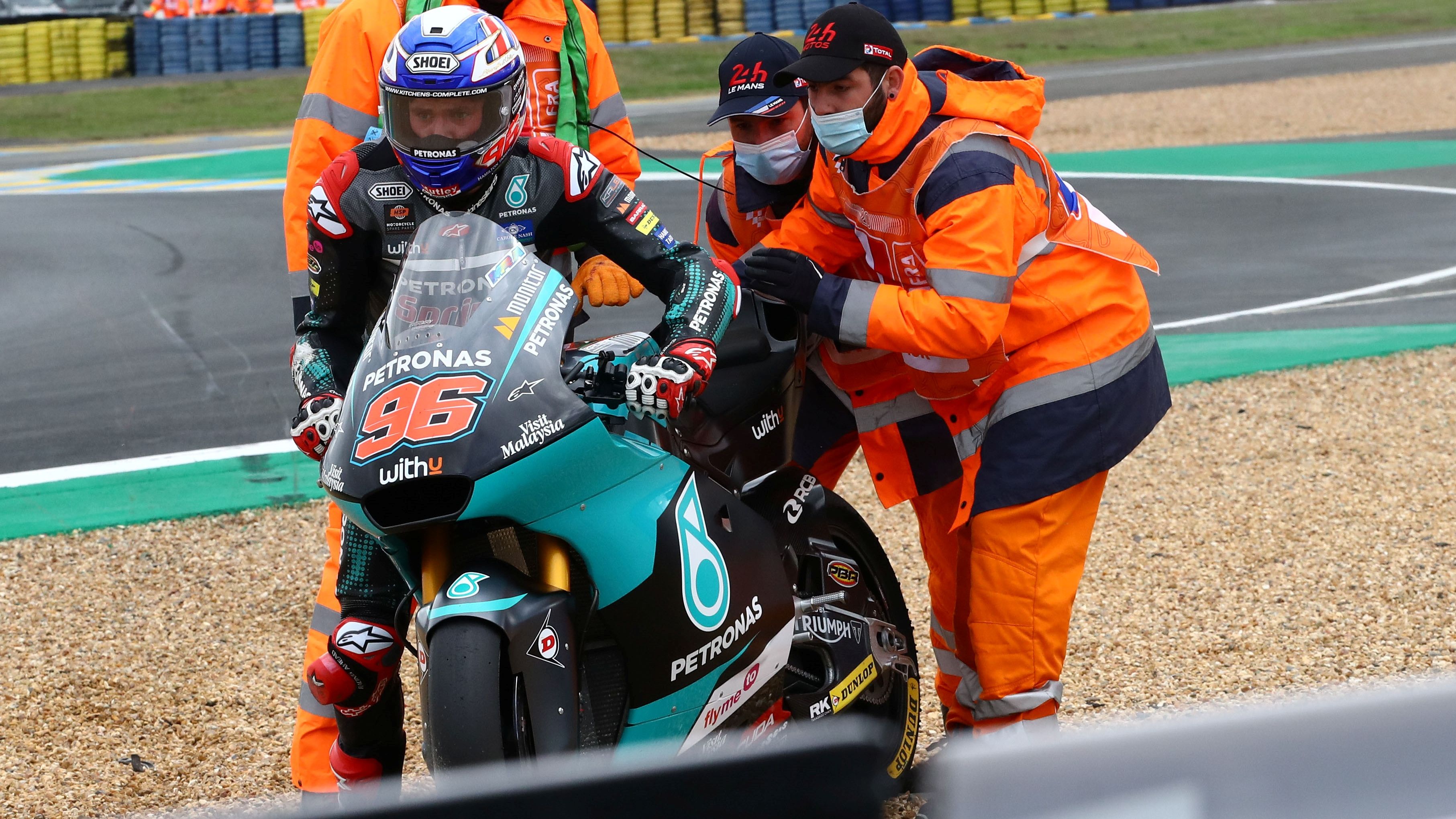 Jake Dixon trata de volver a pista tras caerse cuando lideraba
