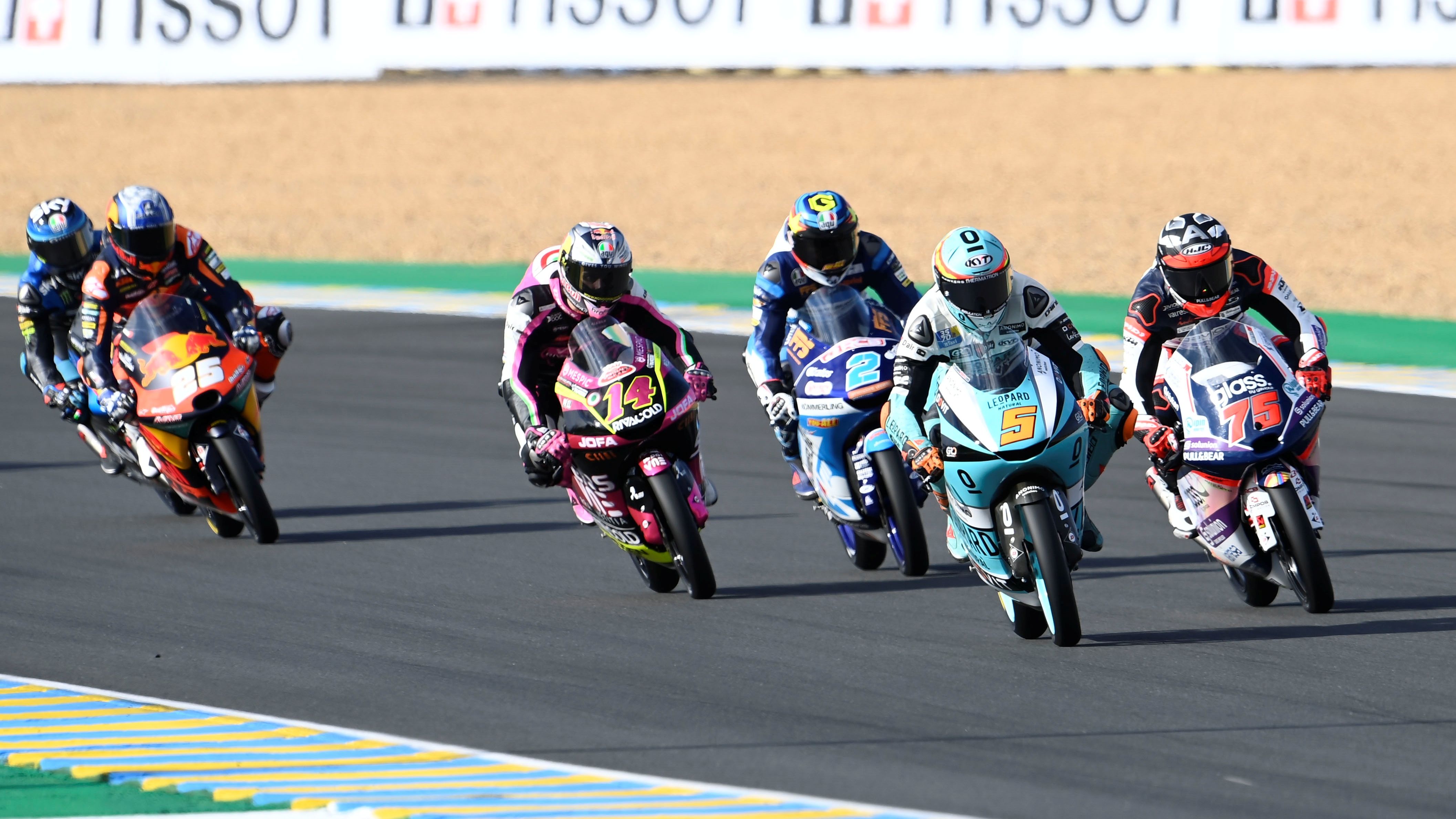 Jaume Masià y Albert Arenas frenando al mando de la carrera de Moto3