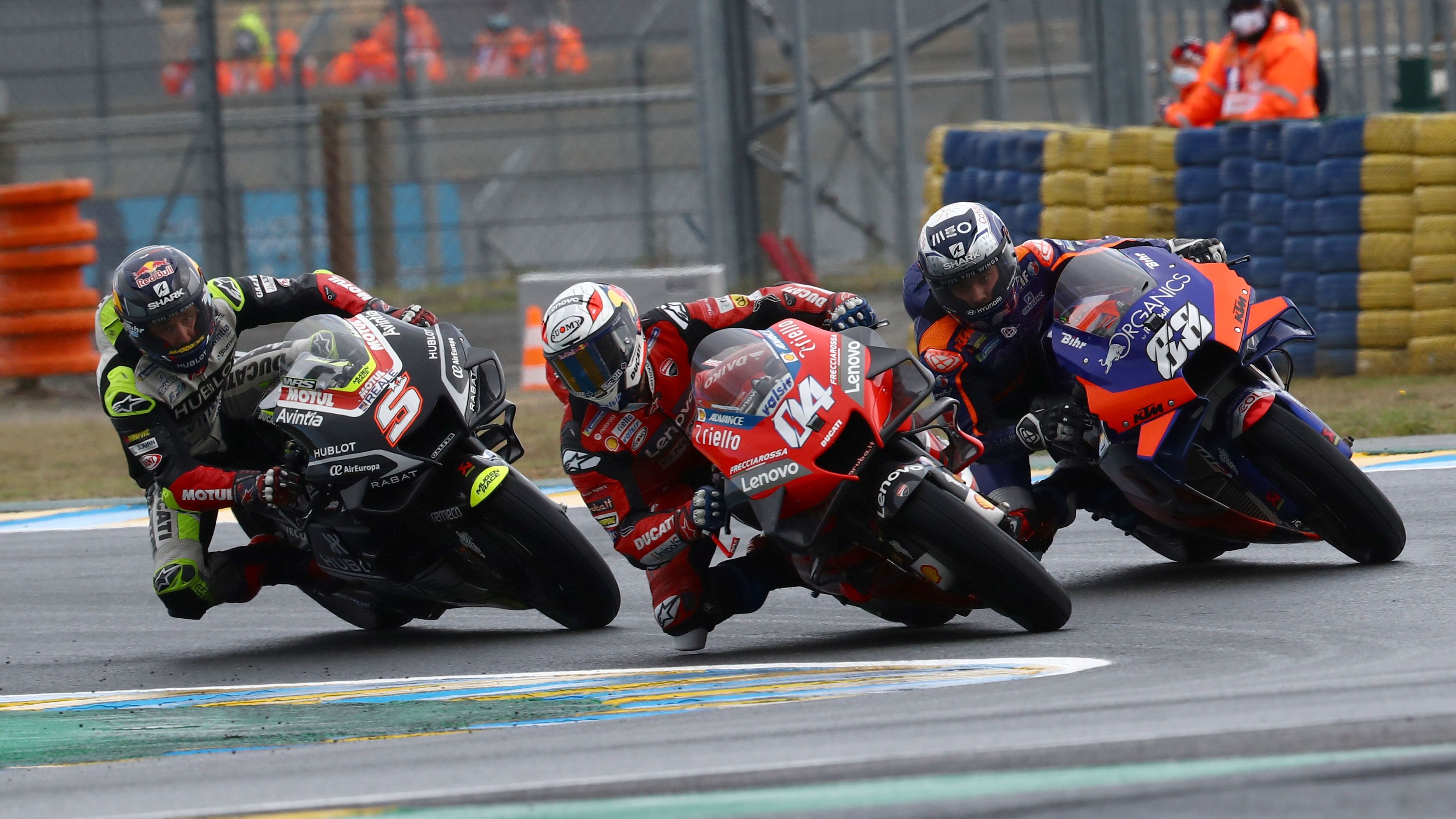 Johann Zarco se mete por delante de Miguel Oliveira a la espalda de Andrea Dovizioso