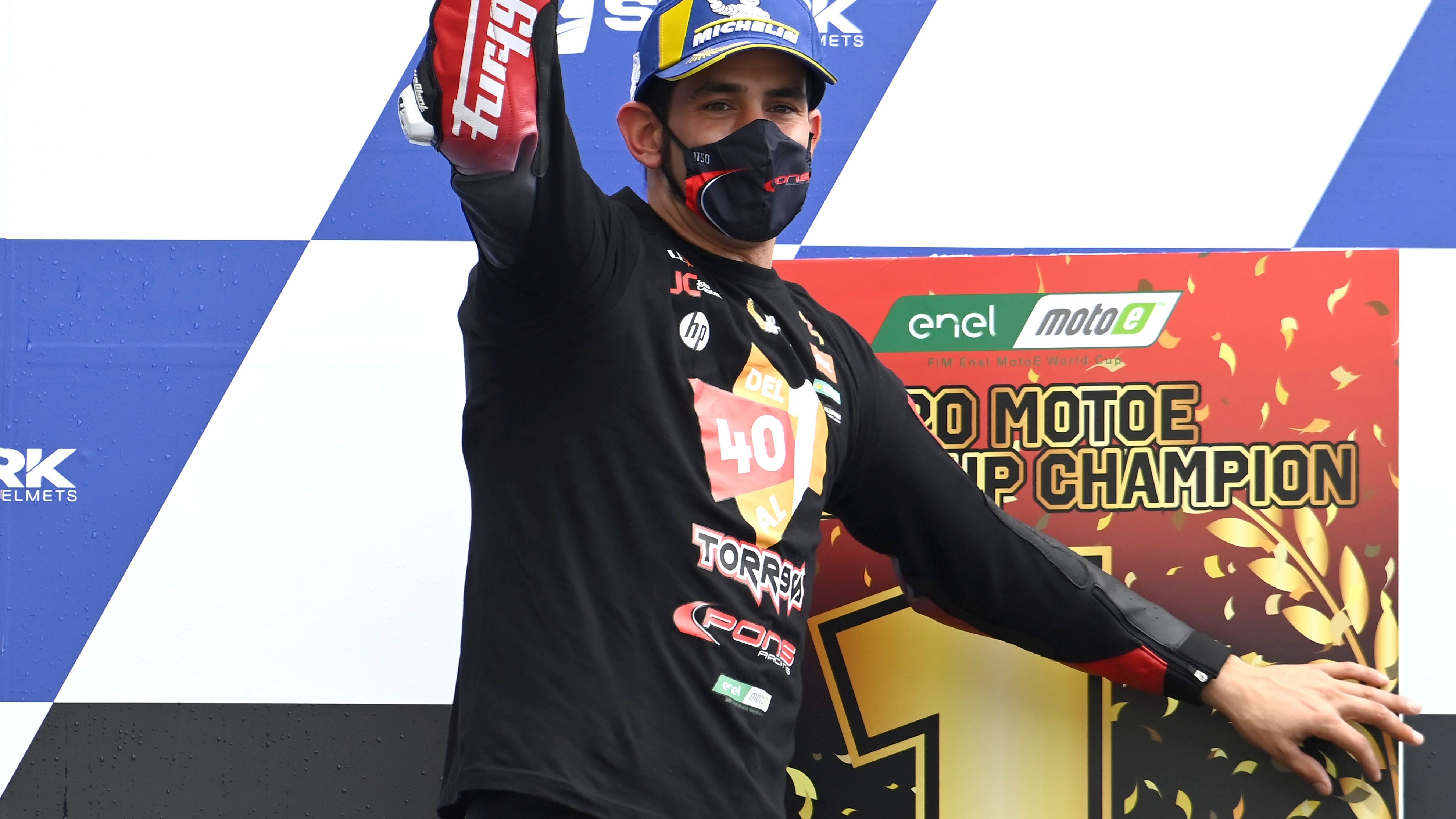 Jordi Torres en el podio como campeón de MotoE 2020