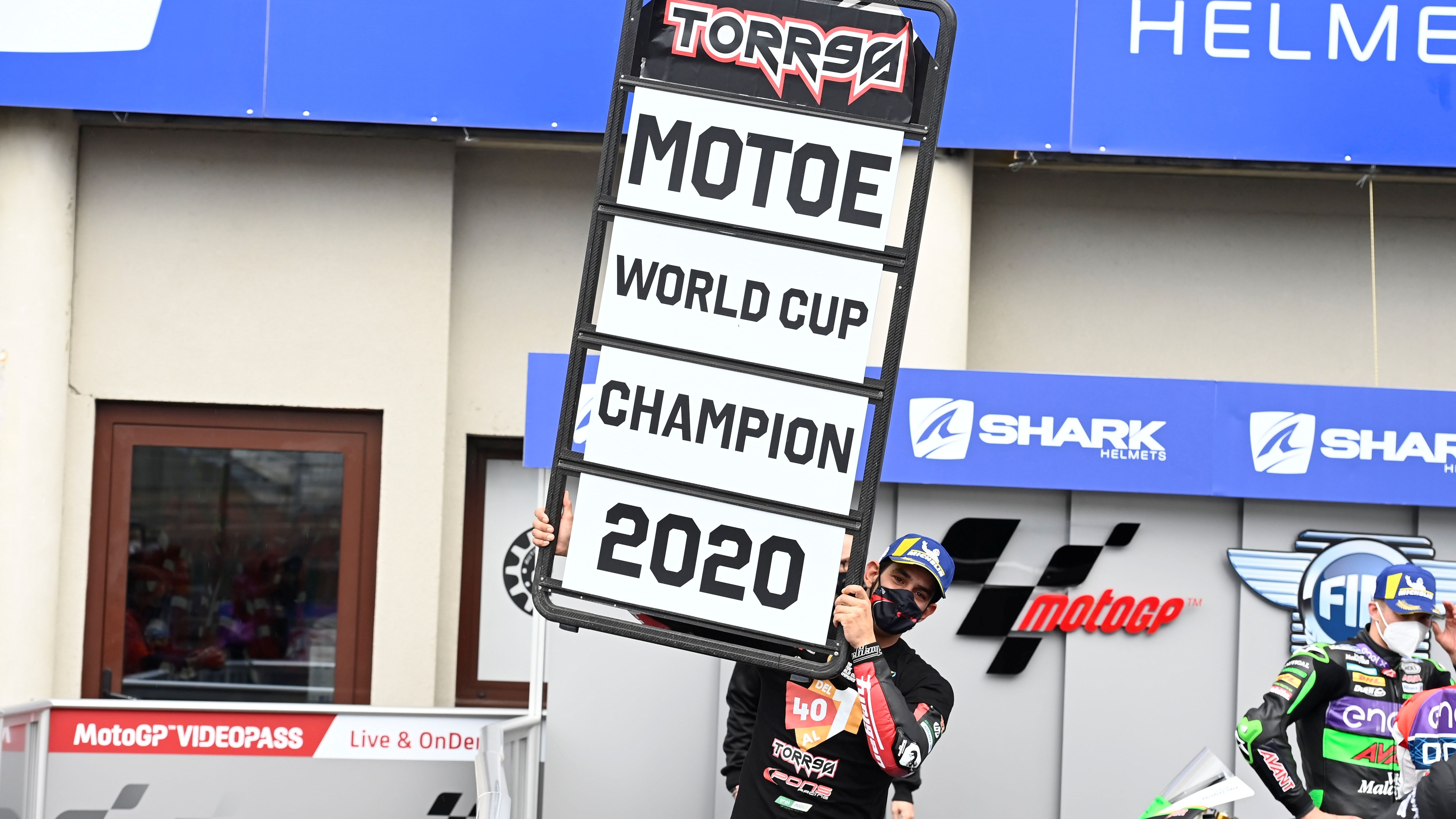Jordi Torres llega al parque cerrado tras certificar el título de MotoE 2020