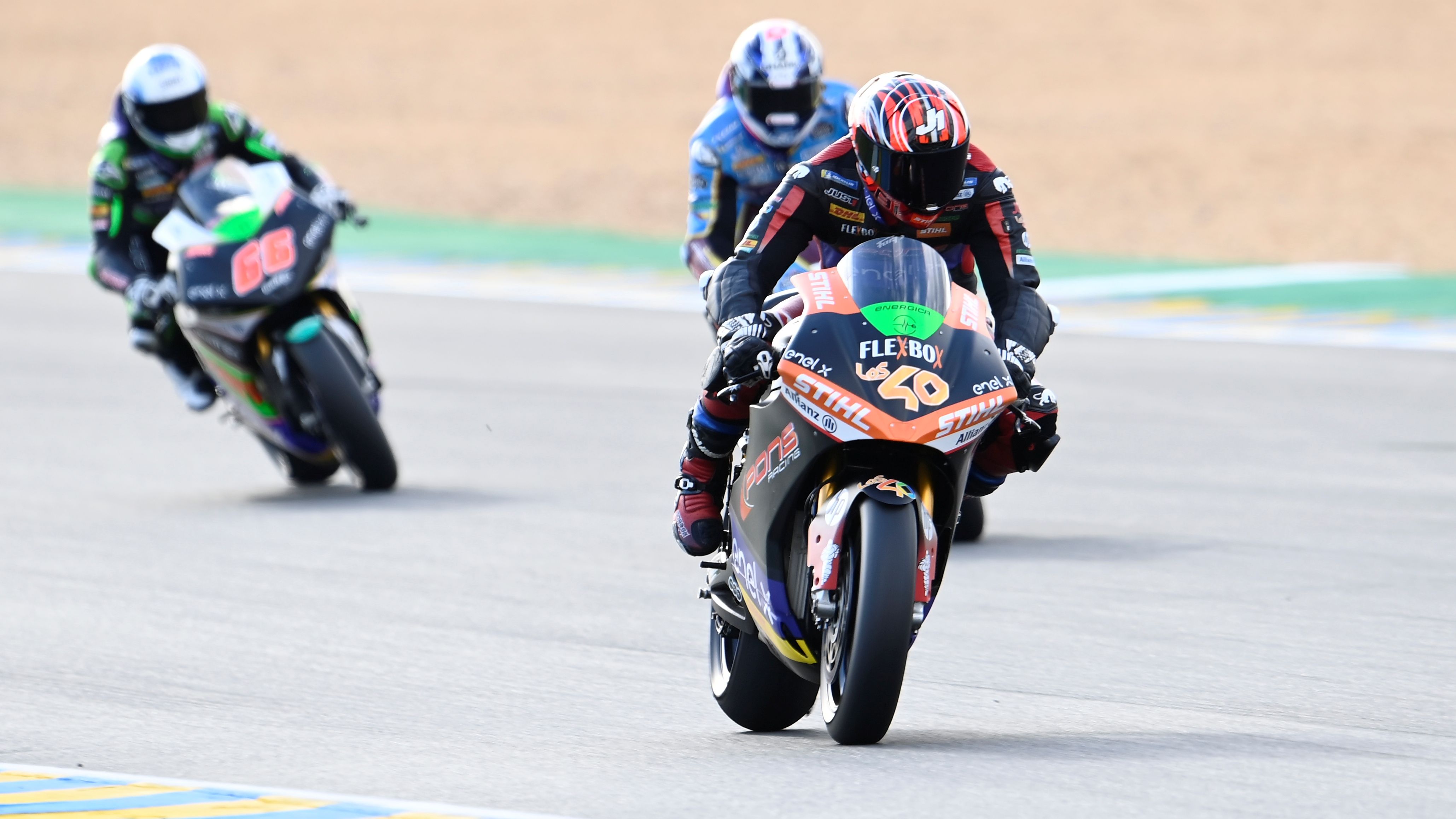 Jordi Torres rumbo a la victoria seguido por Mike Di Meglio y Niki Tuuli