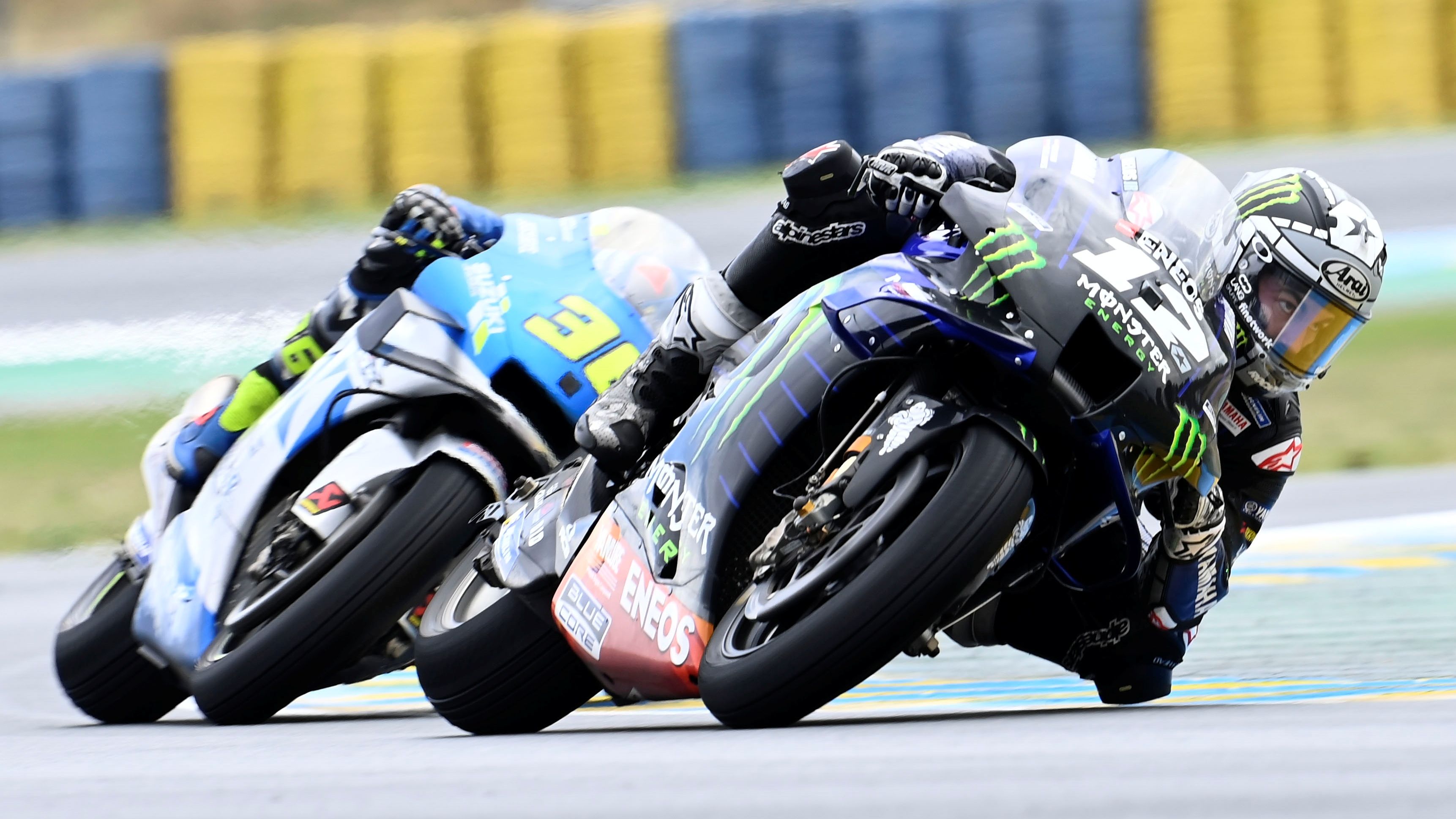 Maverick Viñales y Joan Mir luchando en las últimas posiciones