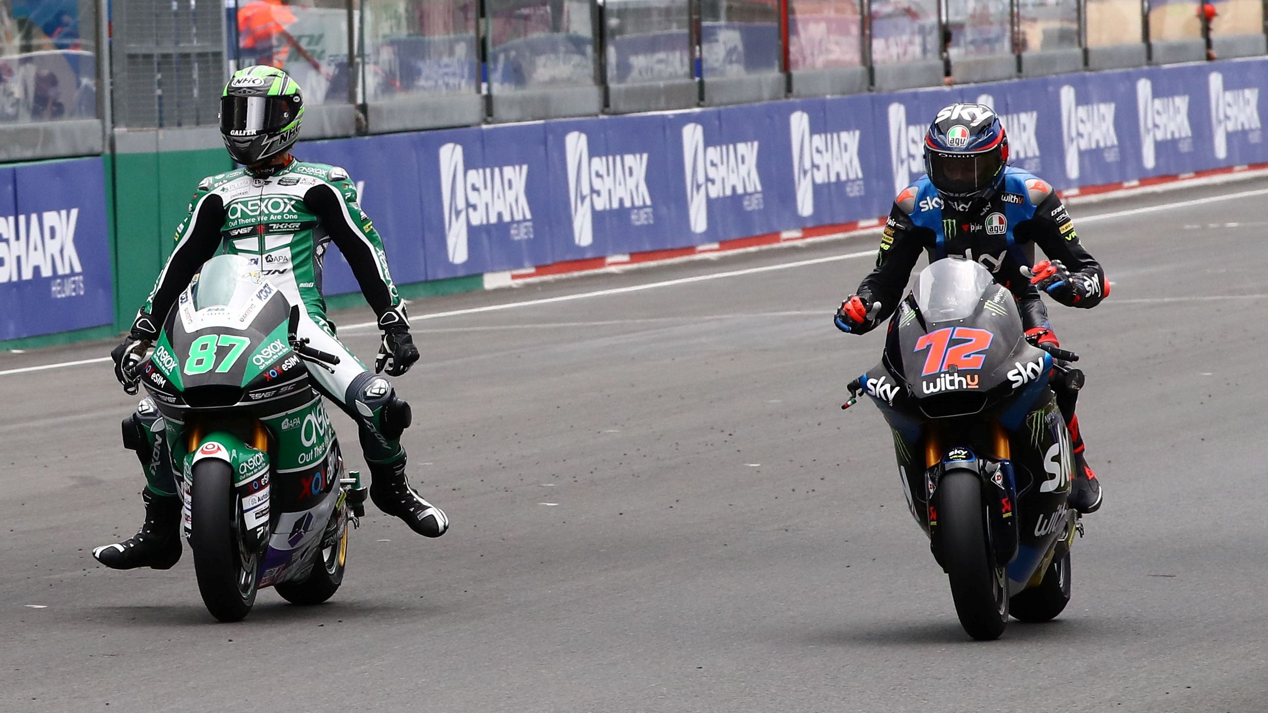 Remy Gardner y Marco Bezzecchi tras cruzar la línea de meta
