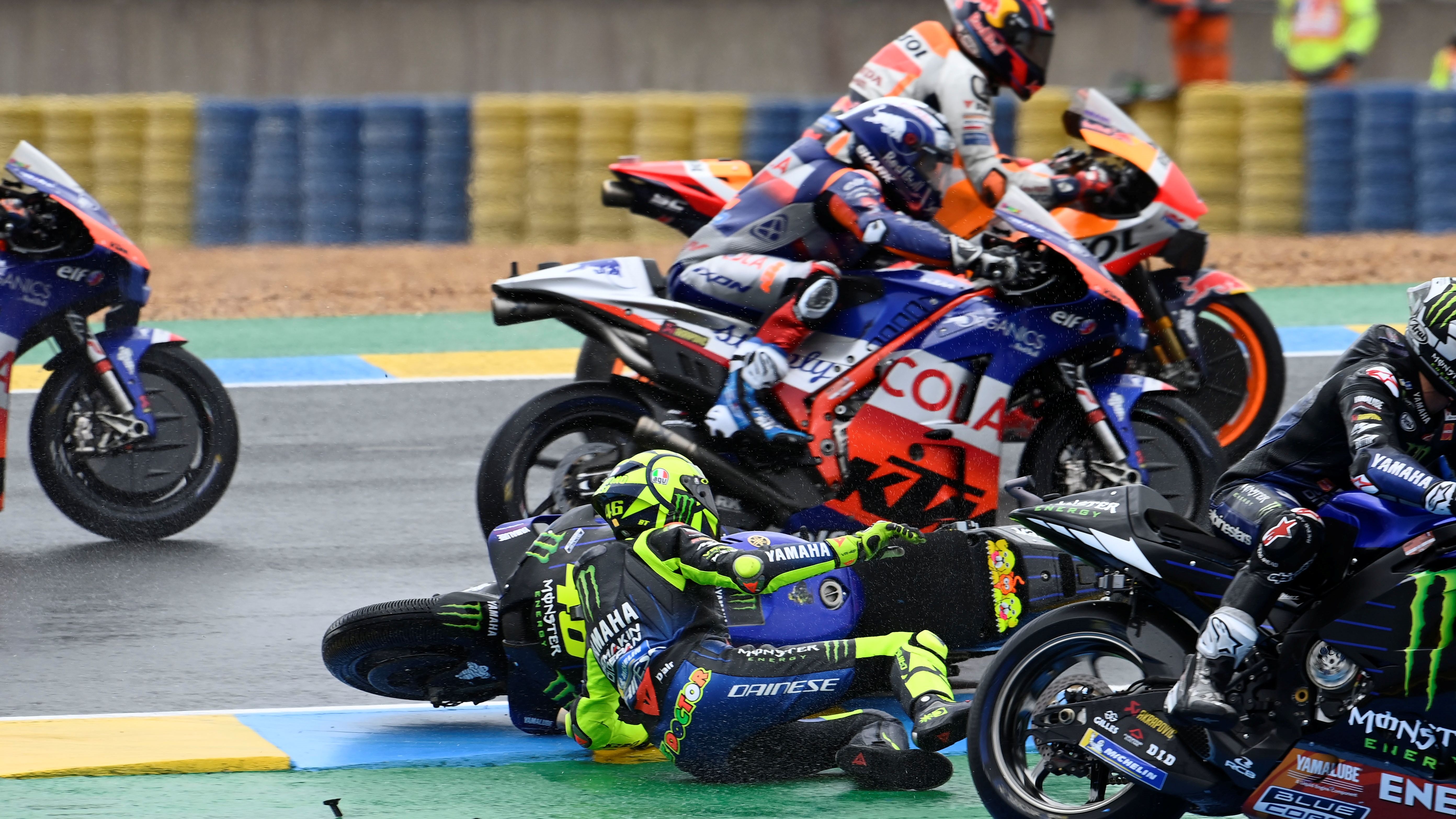 Valentino Rossi se cae al suelo nada más comenzar la carrera