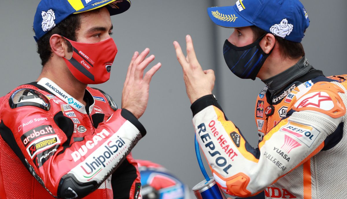 Danilo Petrucci y Álex Márquez se saludan tras la carrera Danilo Petrucci y Álex Márquez se saludan tras la carrera