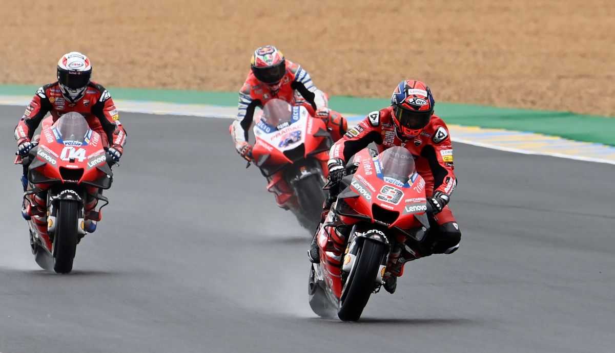 Danilo Petrucci se escapa de las Ducati de Andrea Dovizioso y Jack Miller Danilo Petrucci se escapa de las Ducati de Andrea Dovizioso y Jack Miller
