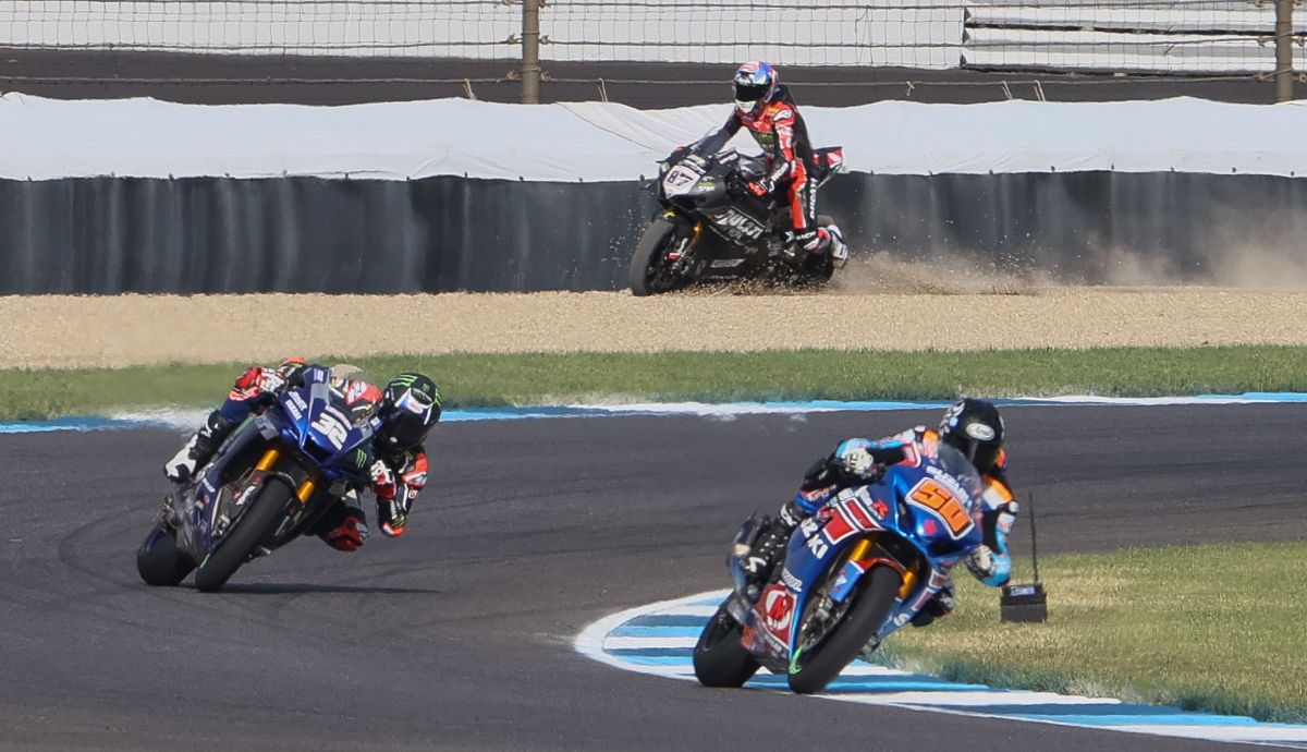 Bobby Fong seguido por Jake Gagne mientras Lorenzo Zanetti se va largo