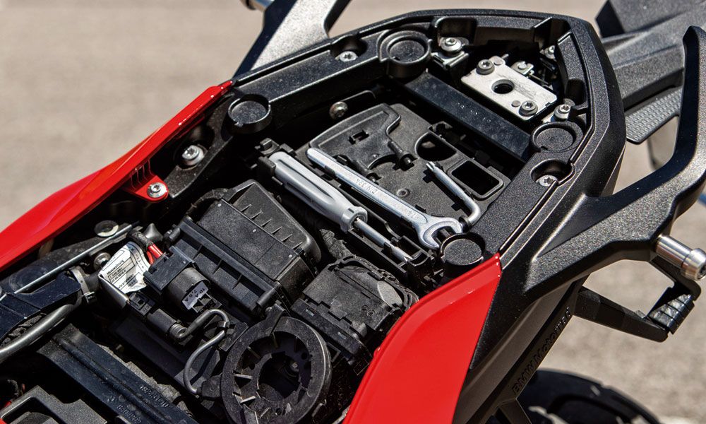 BMW F 900 XR 2020. Asiento de una pieza, necesita la llave tradicional