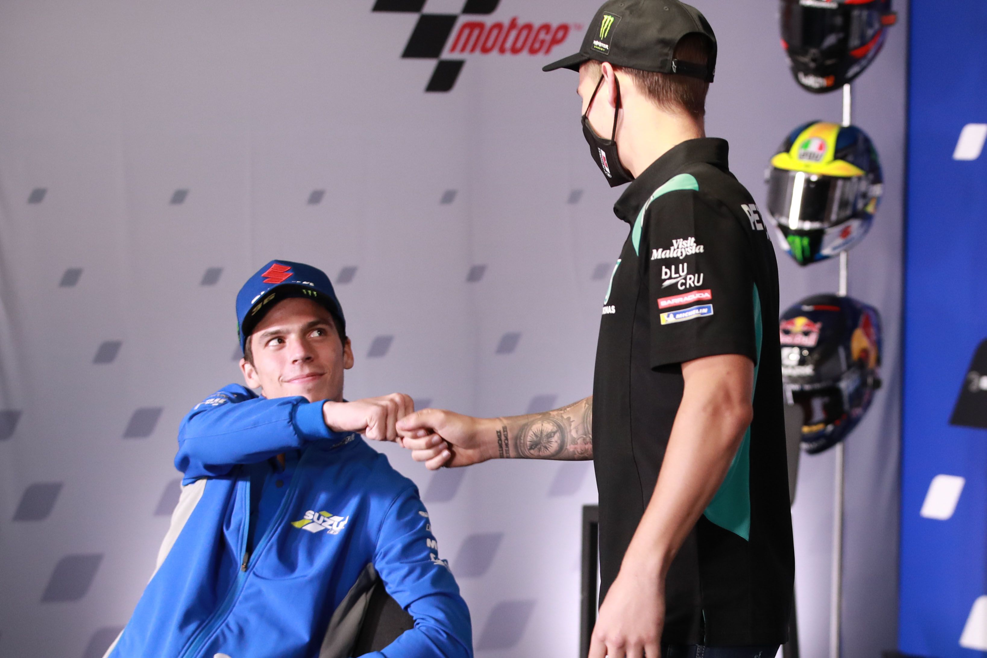 Joan Mir saluda a Fabio Quartararo durante la rueda de prensa de MotoGP.