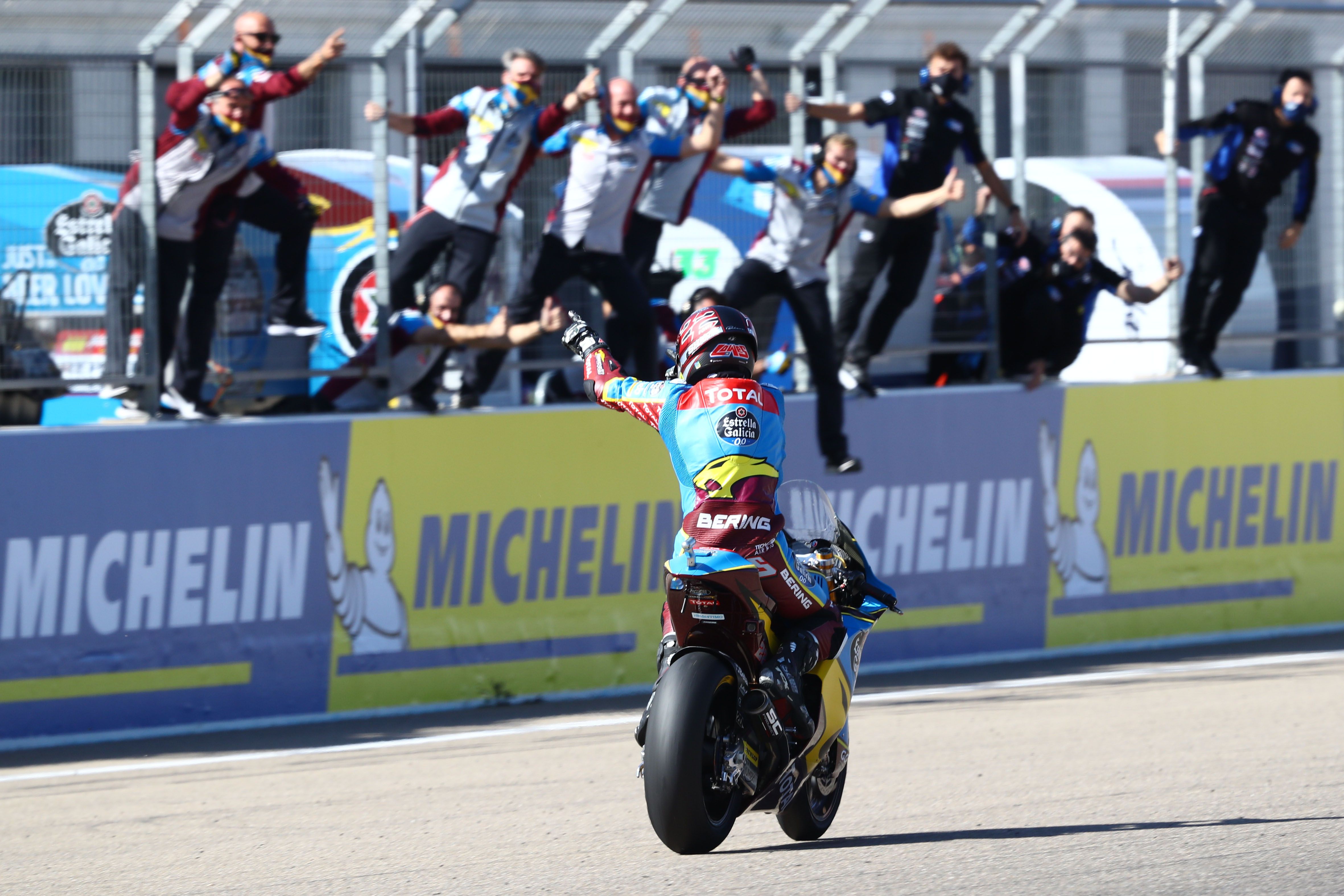 Sam Lowes celebra su segunda victoria consecutiva en el Gran Premio de Aragón.