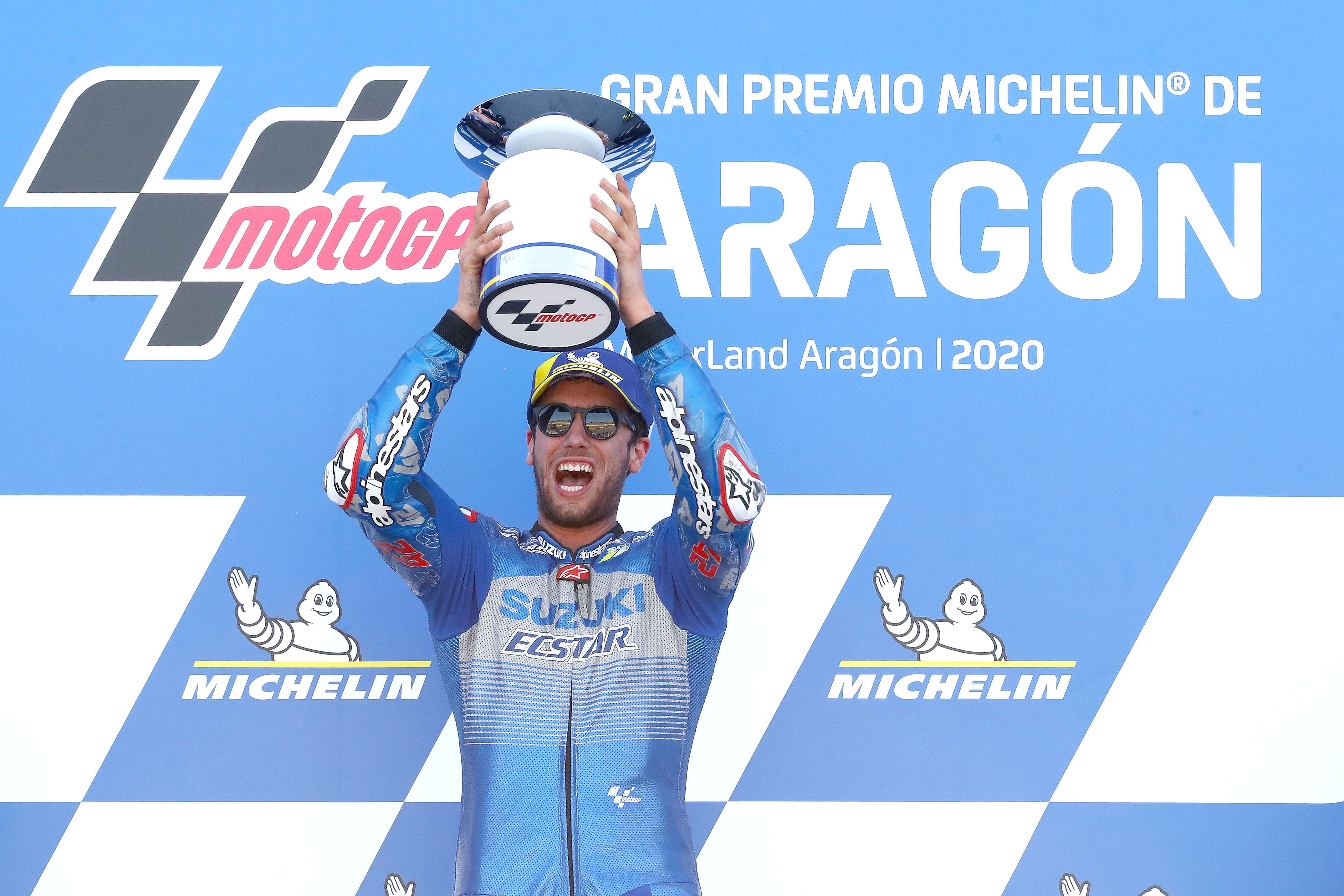 Álex Rins celebra en el podio de Aragón su primer triunfo del año.