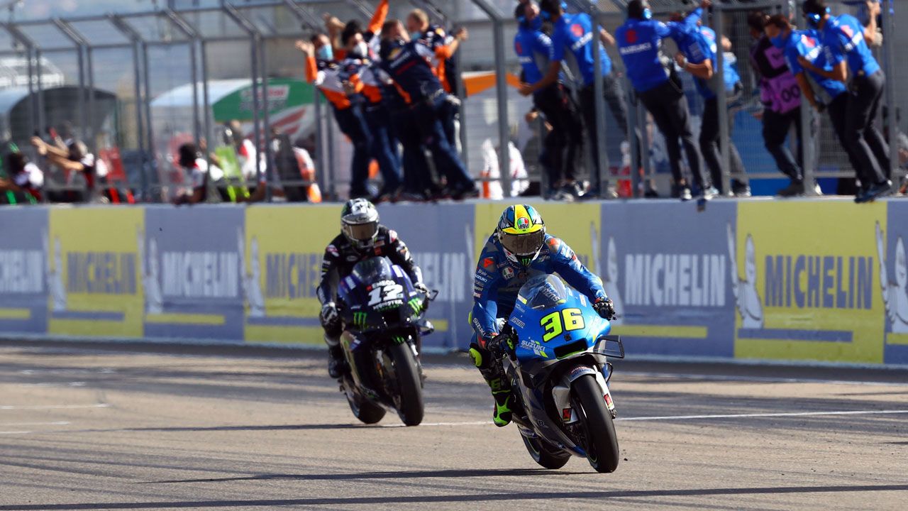 Joan Mir cruza la línea de meta por delante de Maverick Viñales en Aragón.