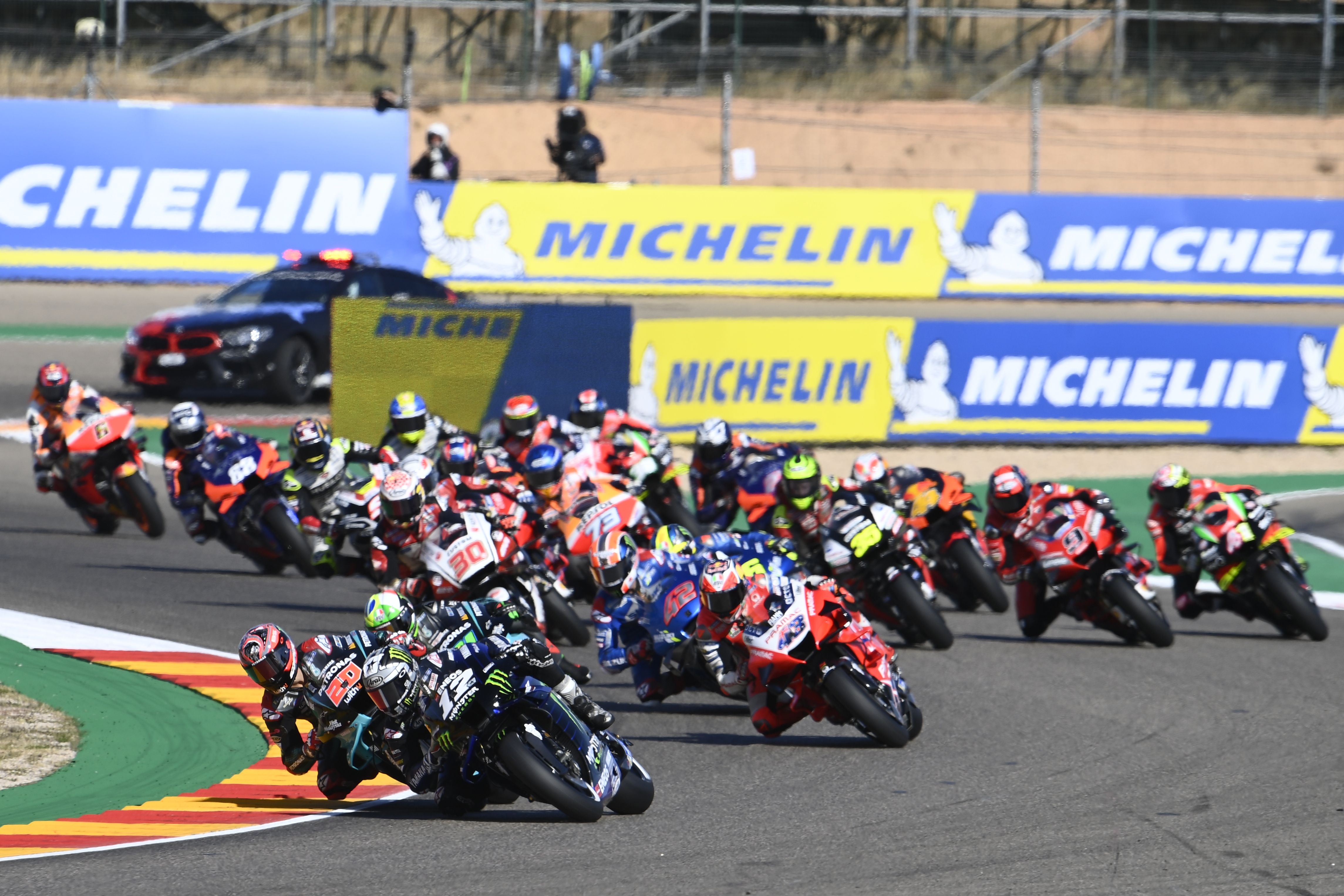 Tras una buena salida, Maverick Viñales se ha situado en cabeza en las primeras vueltas.