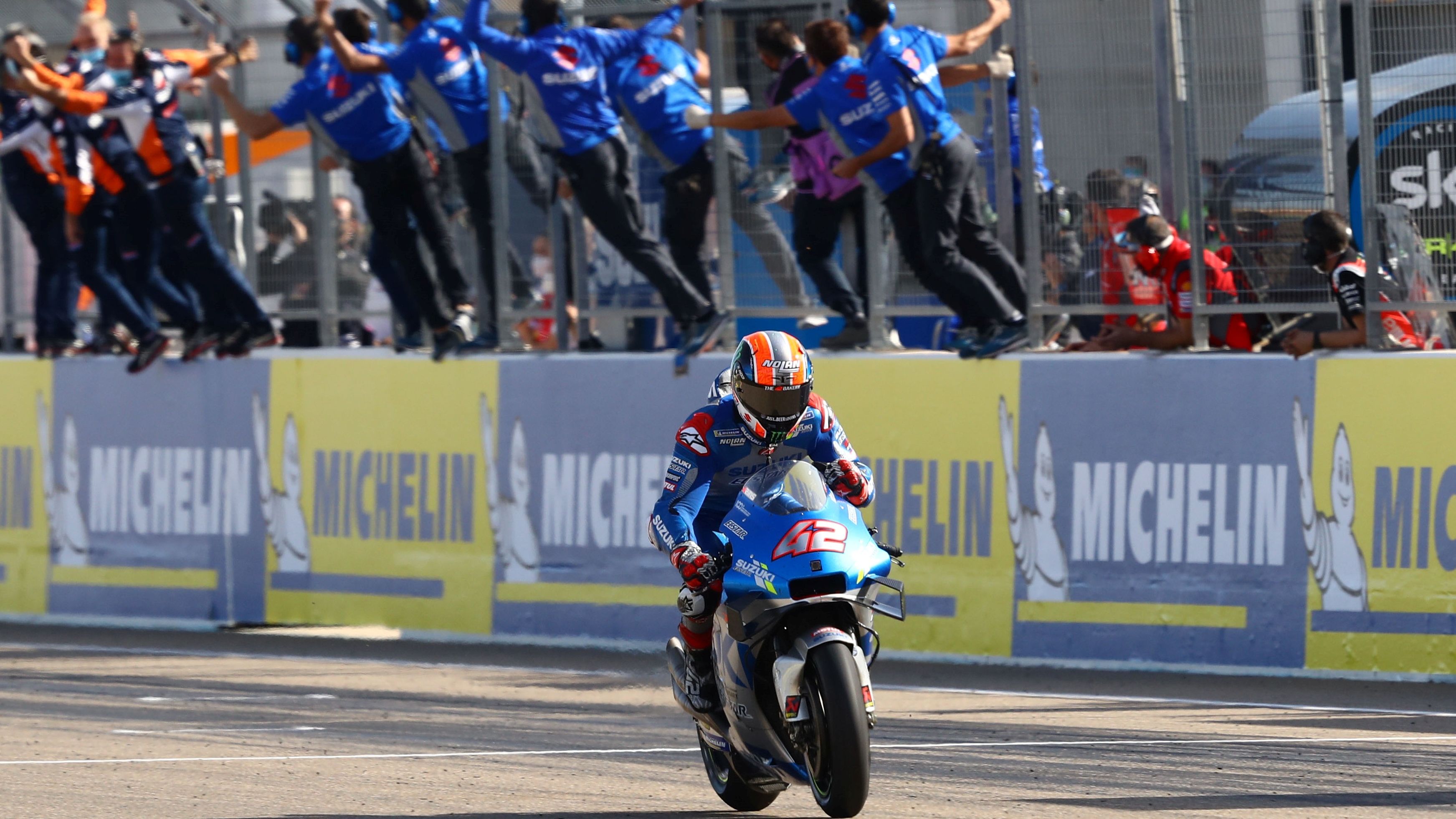 Álex Rins cruza la línea de meta como ganador