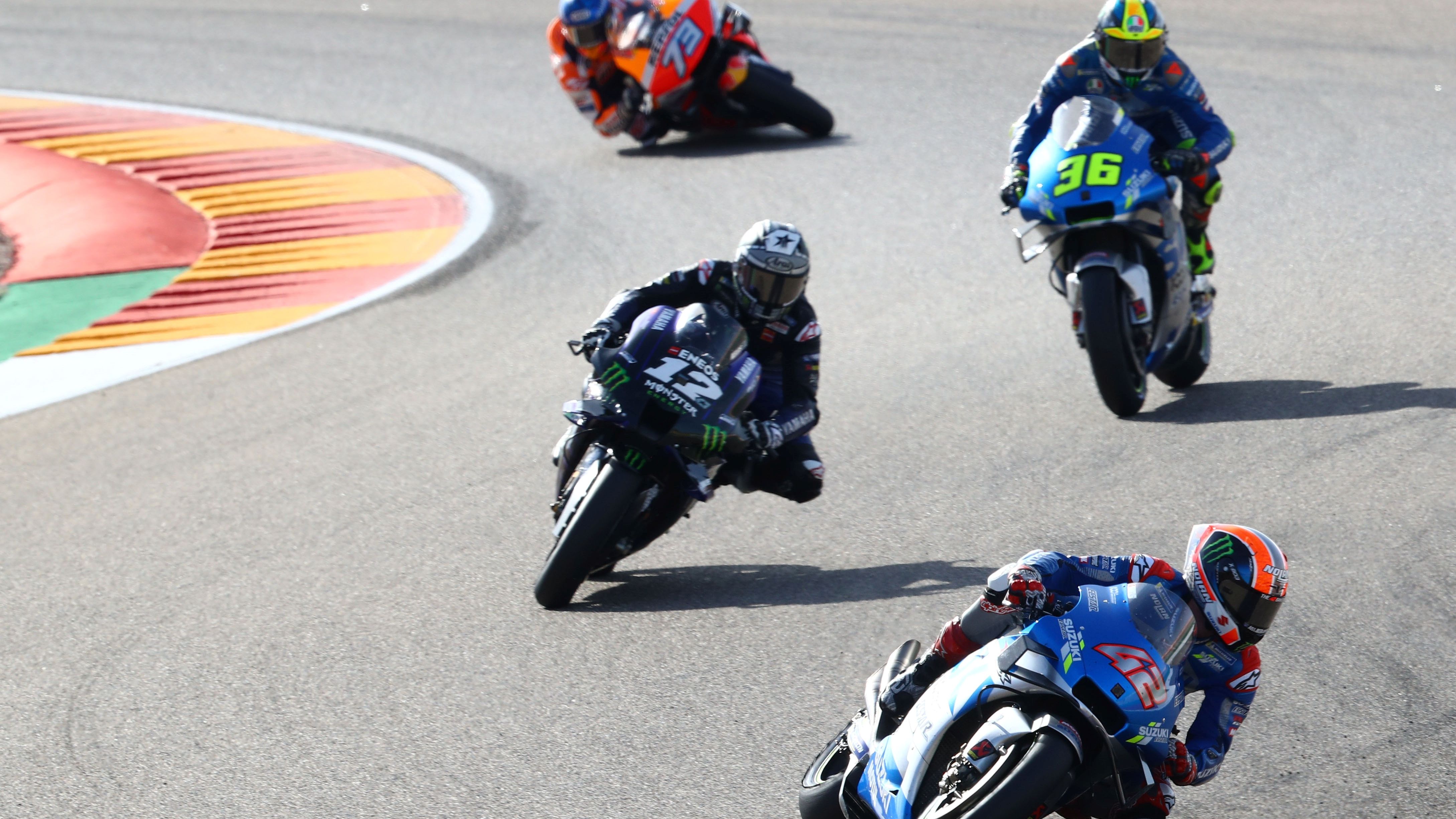 Álex Rins delante de Maverick Viñales, Joan Mir y Álex Márquez