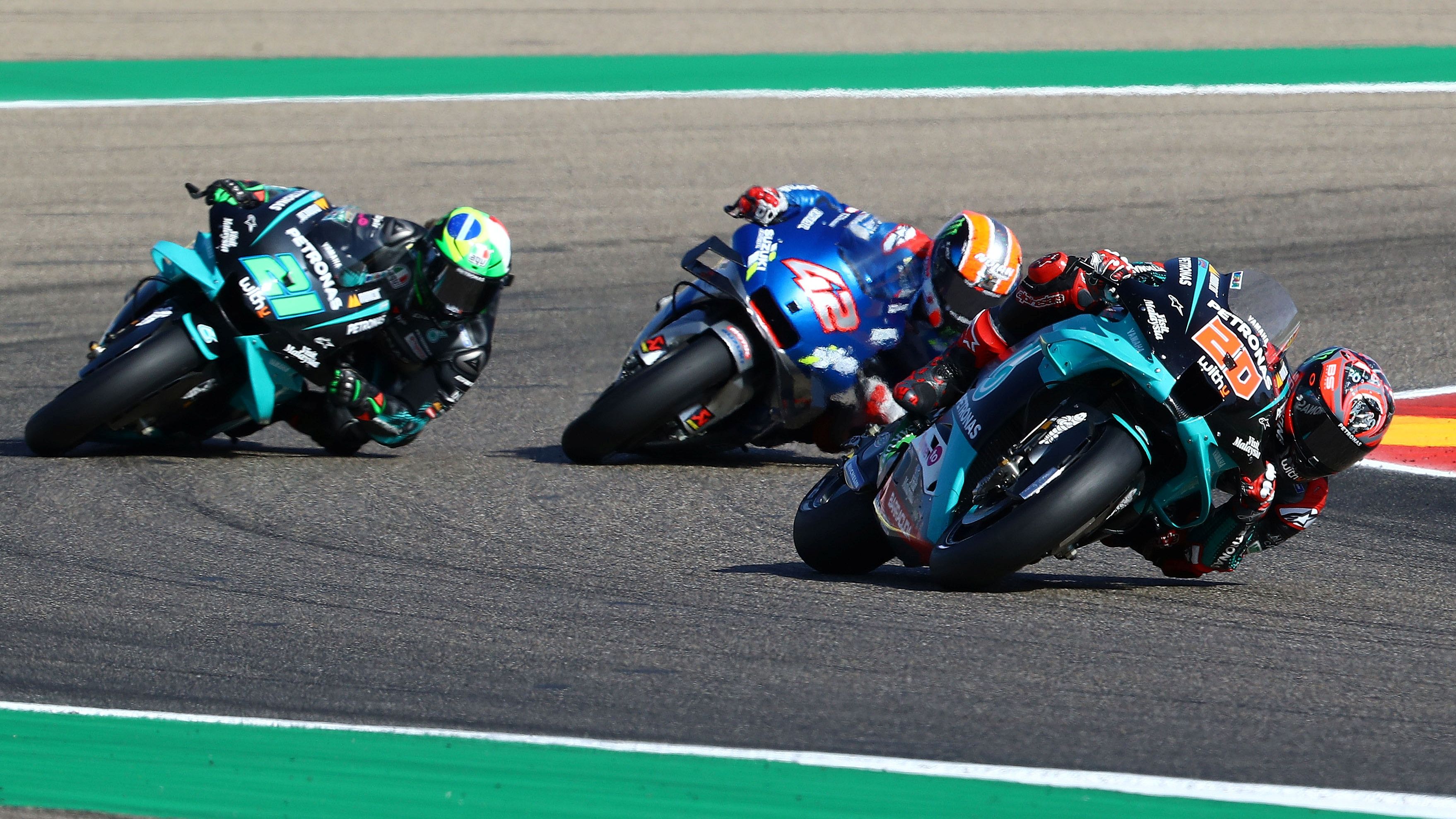 Álex Rins supera a Franco Morbidelli a la espalda de Fabio Quartararo