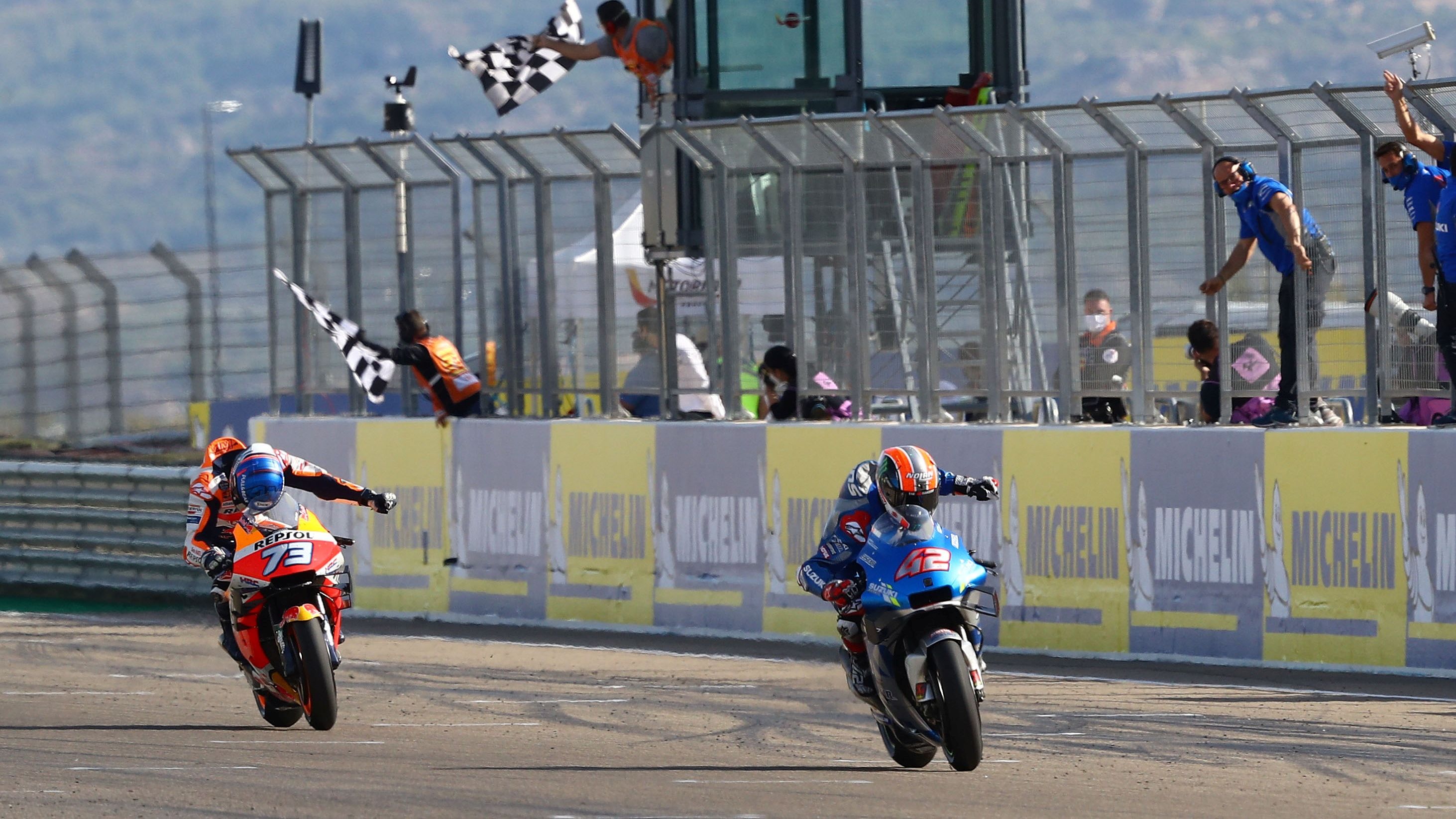 Álex Rins y Álex Márquez festejan su victoria y su segundo puesto, respectivamente