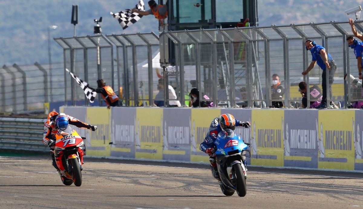 Álex Rins y Álex Márquez festejan su victoria y su segundo puesto, respectivamente Álex Rins y Álex Márquez festejan su victoria y su segundo puesto, respectivamente