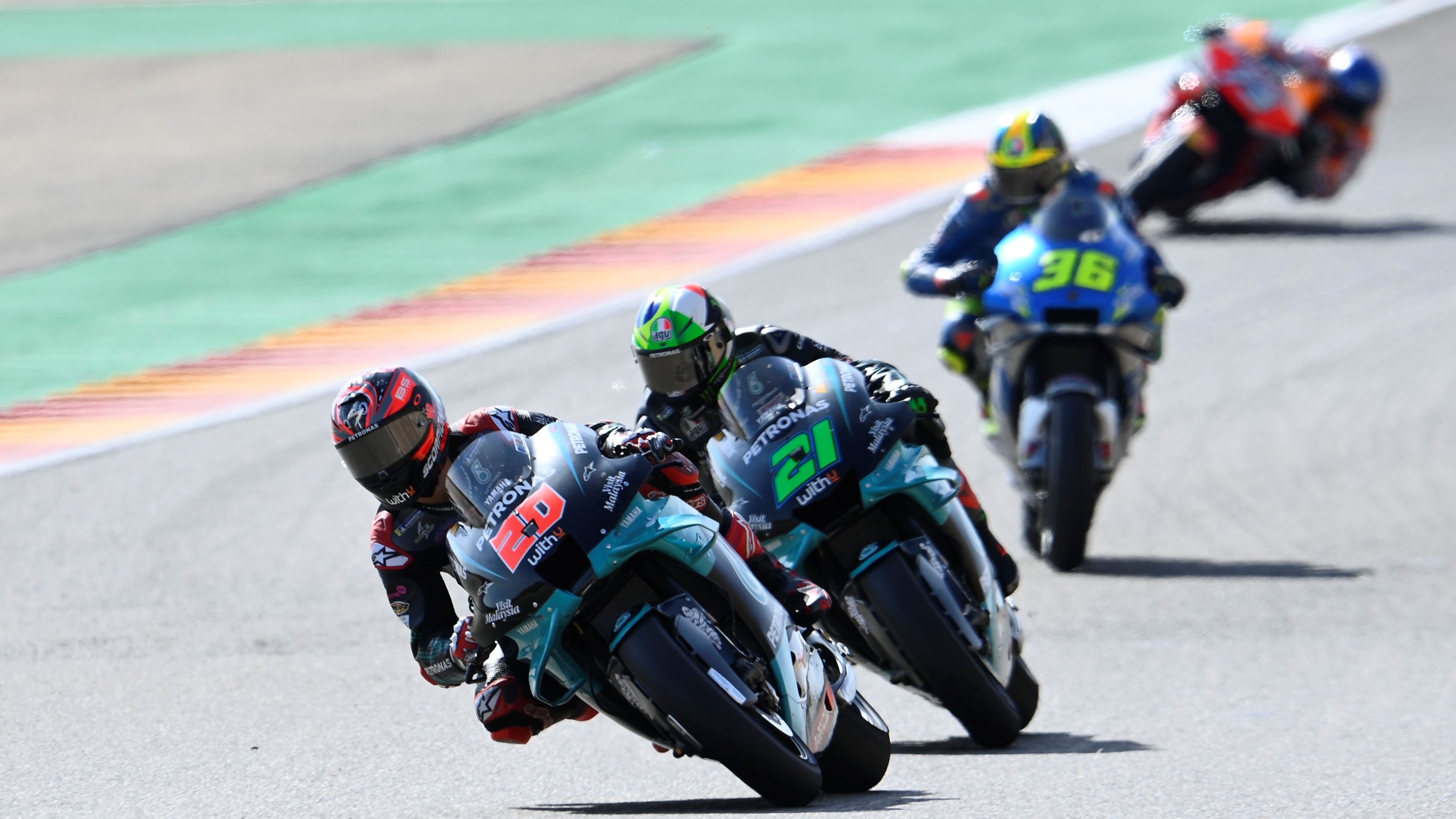 Fabio Quartararo presionado por Franco Morbidelli con Joan Mir y Álex Márquez detrás