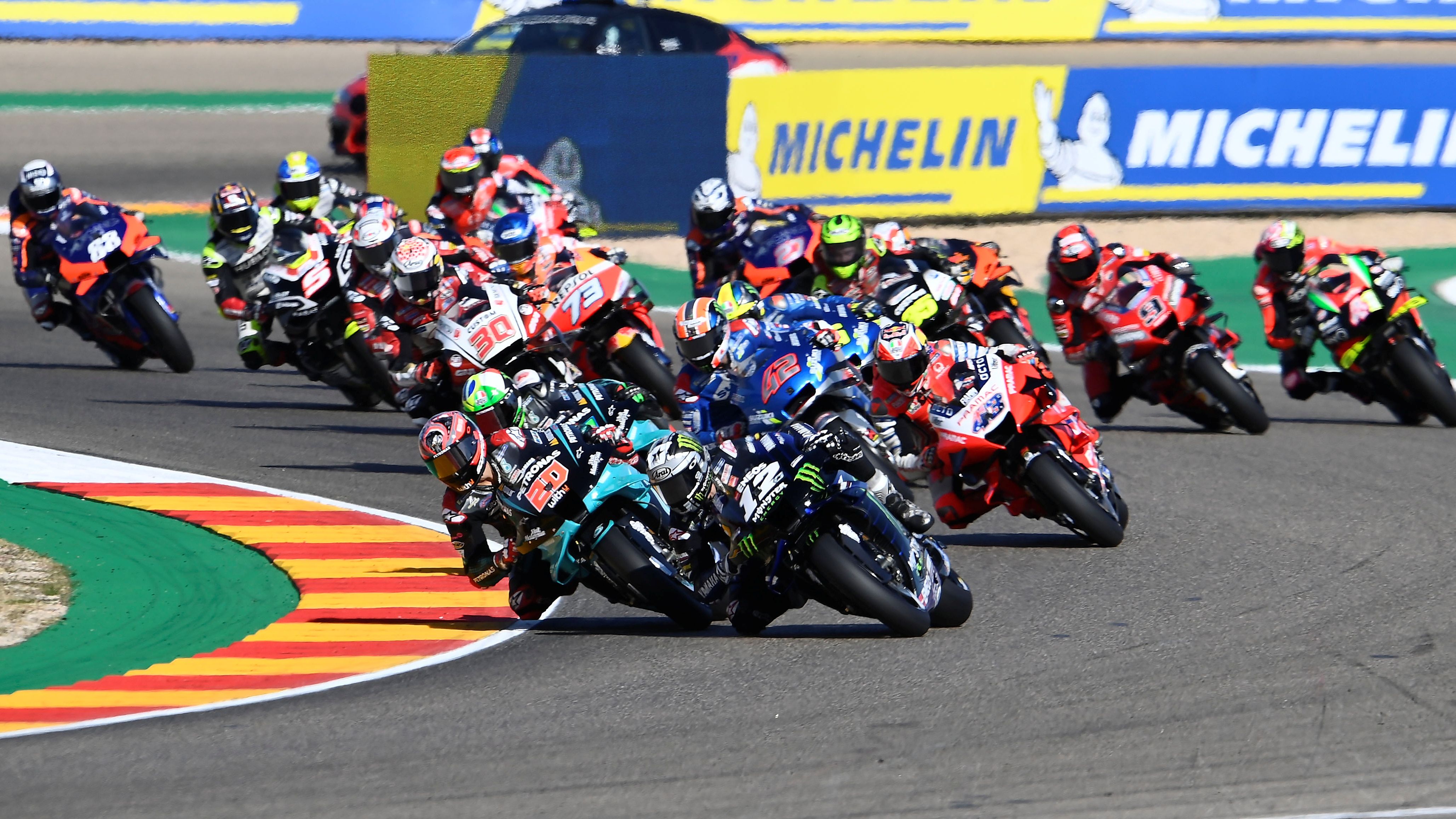 Fabio Quartararo y Maverick Viñales se emparejan en la segunda curva de la carrera