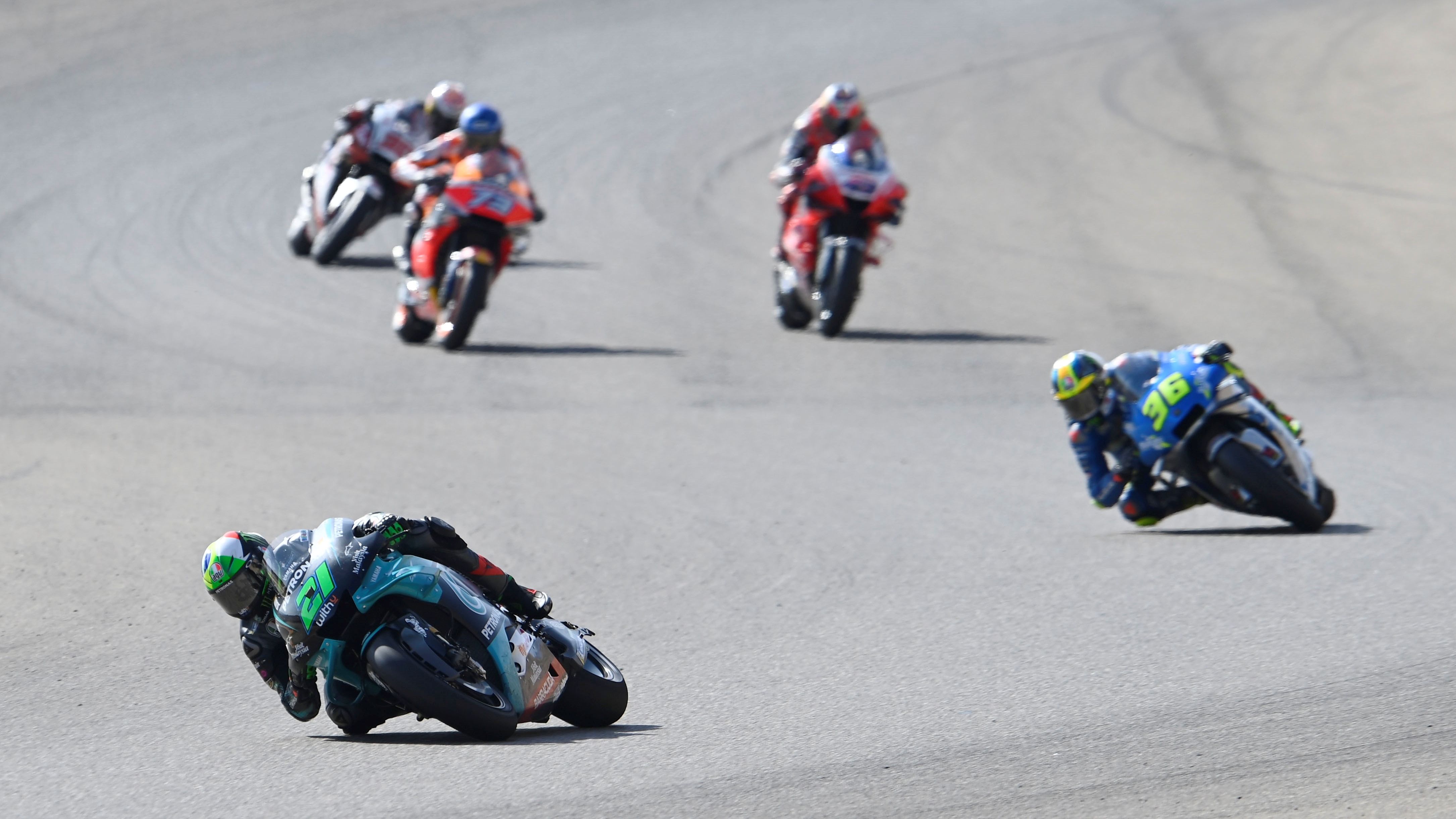 Franco Morbidelli seguido en la distancia por Joan Mir con Álex Márquez pasando a Jack Miller