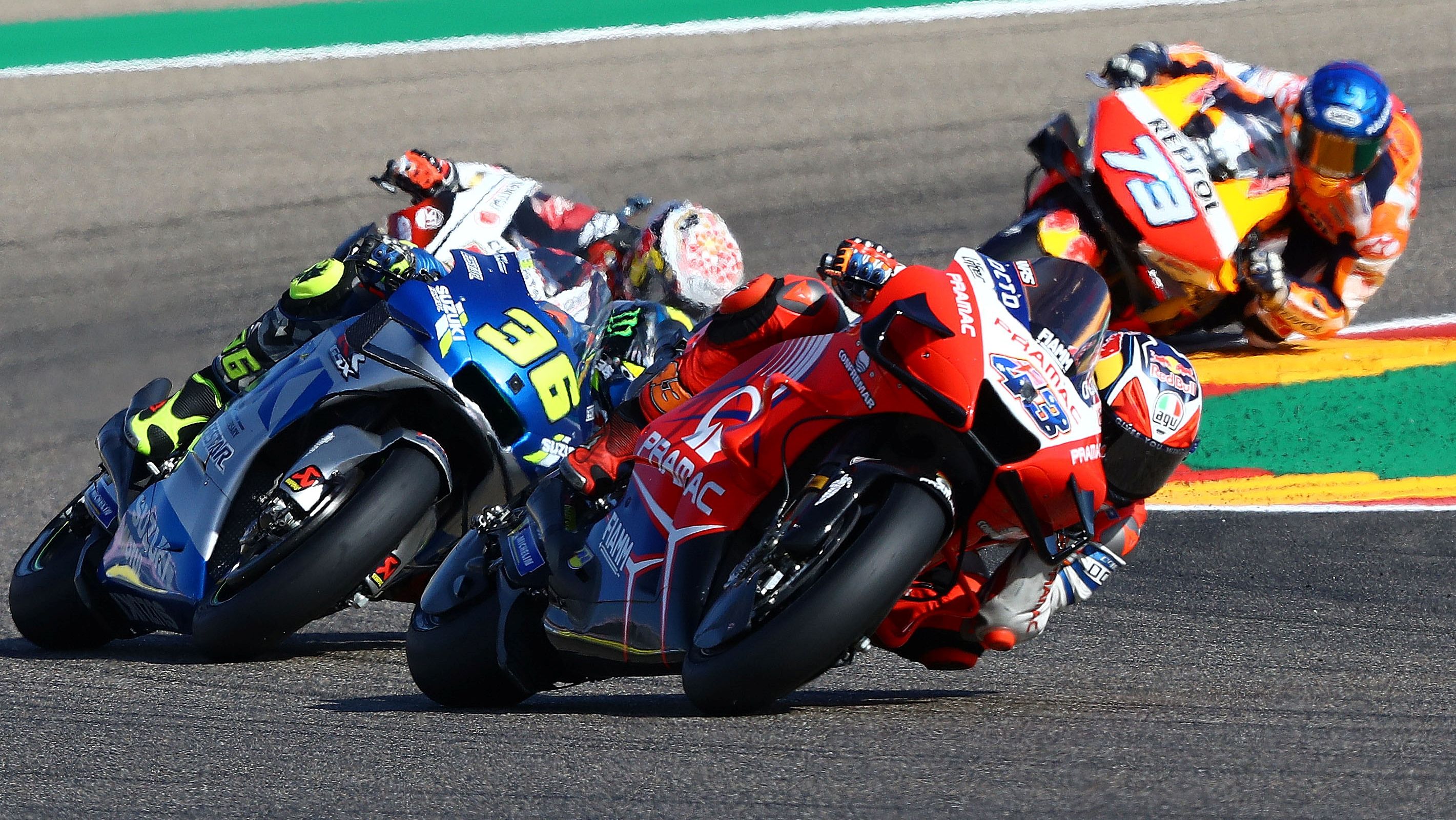 Jack Miller con Joan Mir y Takaaki Nakagami pegados y Álex Márquez detrás