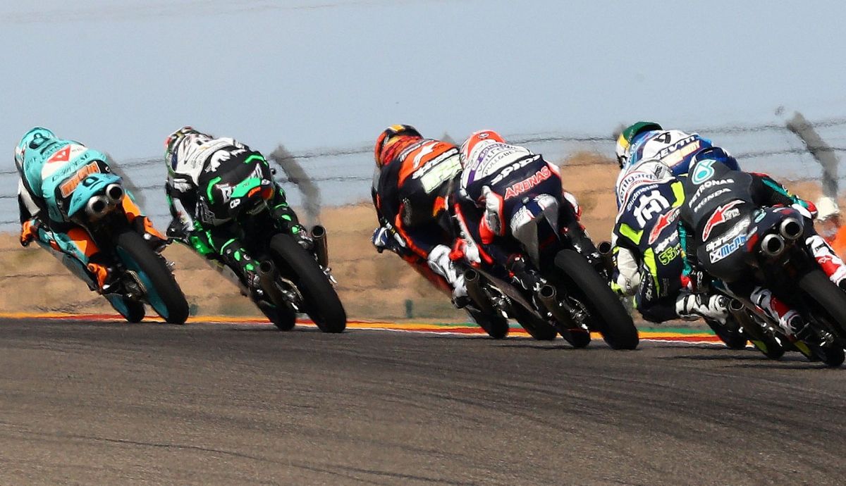 Jaume Masià lidera la última curva delante de Darryn Binder y Raúl Fernández