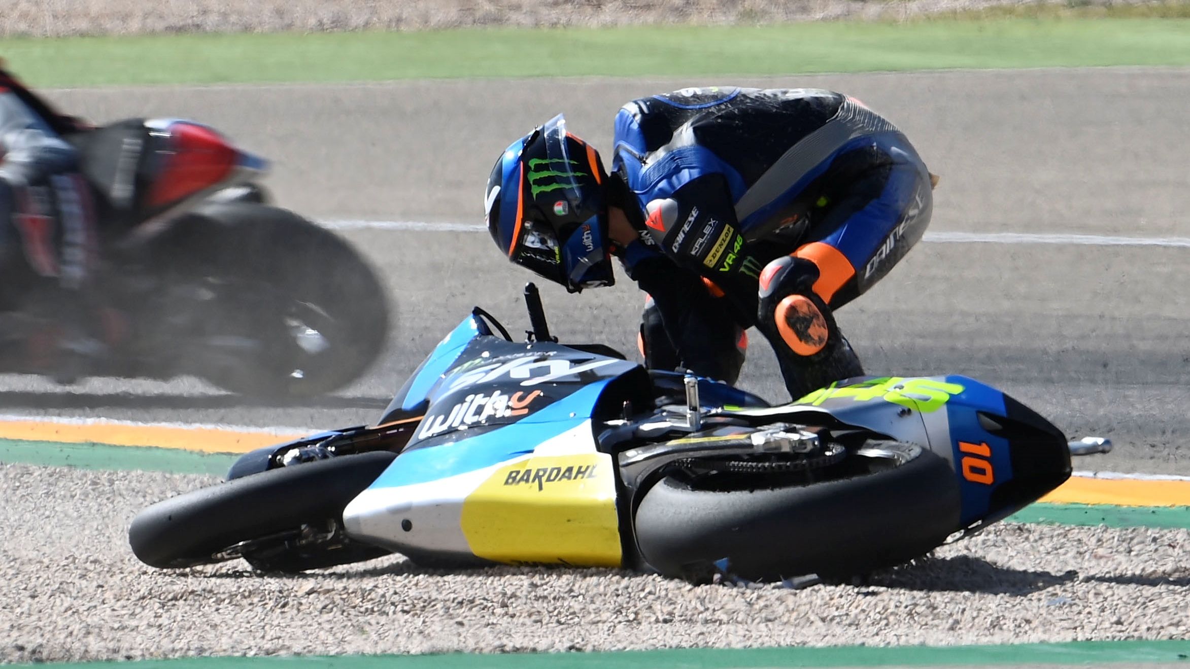 La caída de Luca Marini le costó el liderato en el Mundial
