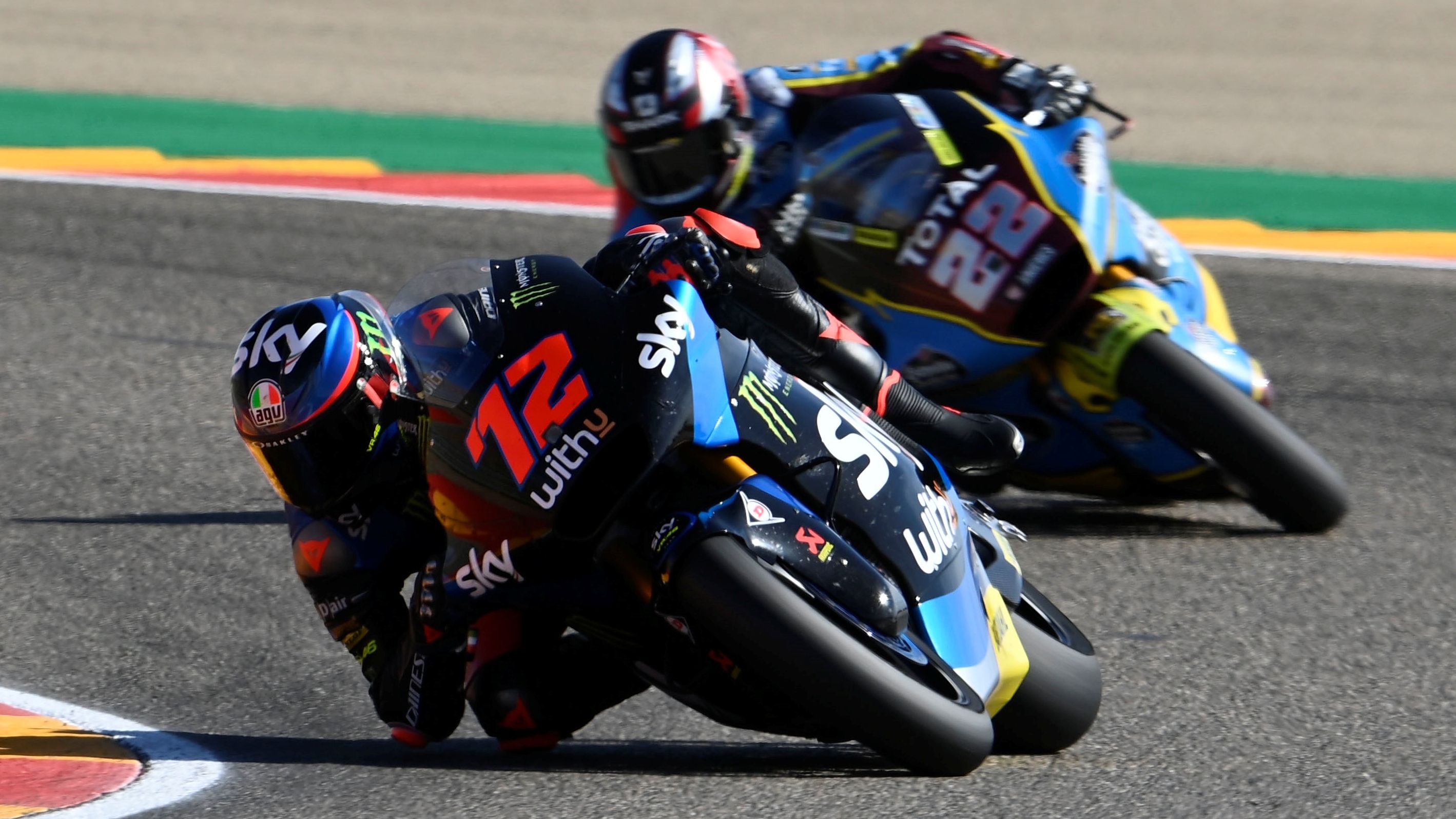 Marco Bezzecchi presionado por Sam Lowes
