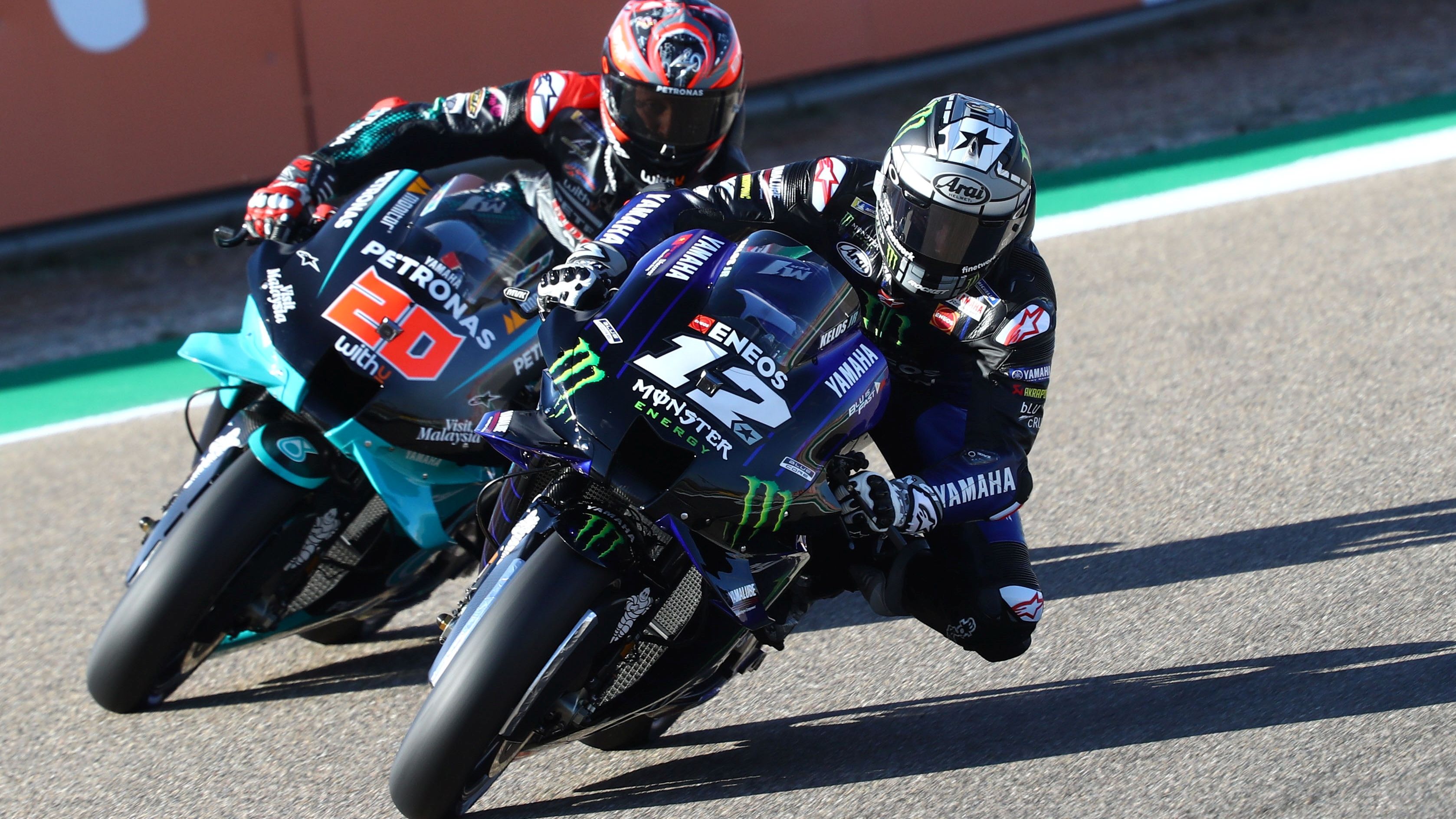 Maverick Viñales se cuela ante Fabio Quartararo