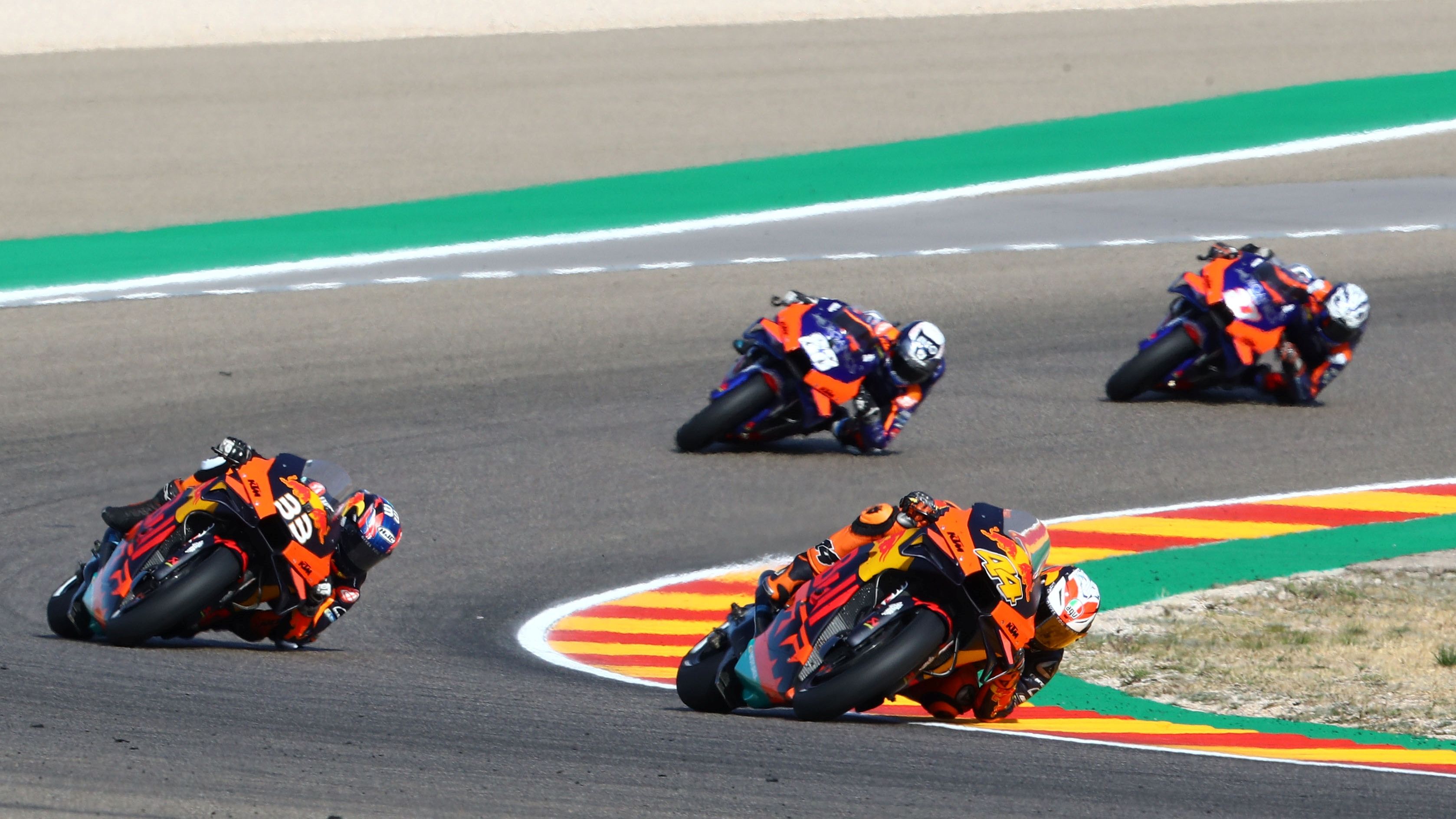 Pol Espargaró seguido por las otras KTM de Brad Binder, Miguel Oliveira e Iker Lecuona