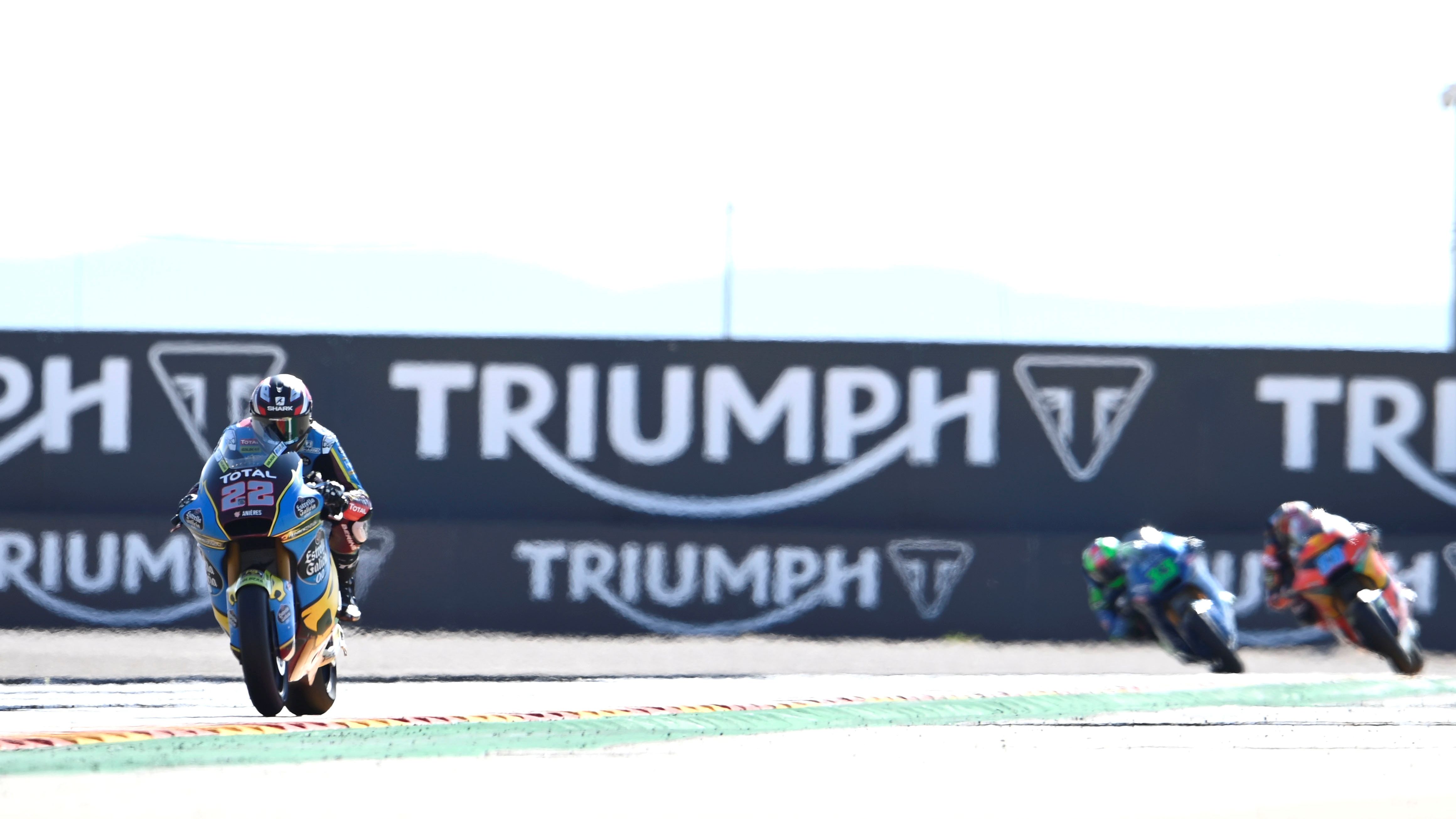 Sam Lowes en solitario rumbo a la victoria con Jorge Martín y Enea Bastianini a lo lejos