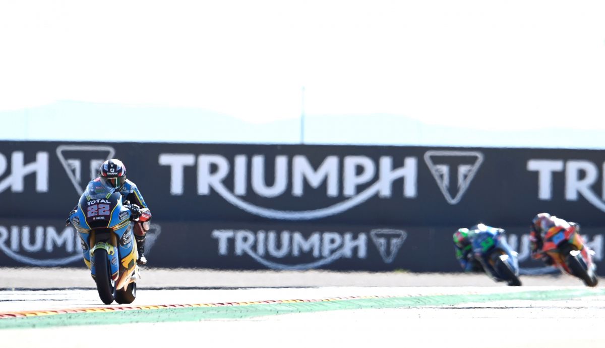 Sam Lowes en solitario rumbo a la victoria con Jorge Martín y Enea Bastianini a lo lejos Sam Lowes en solitario rumbo a la victoria con Jorge Martín y Enea Bastianini a lo lejos