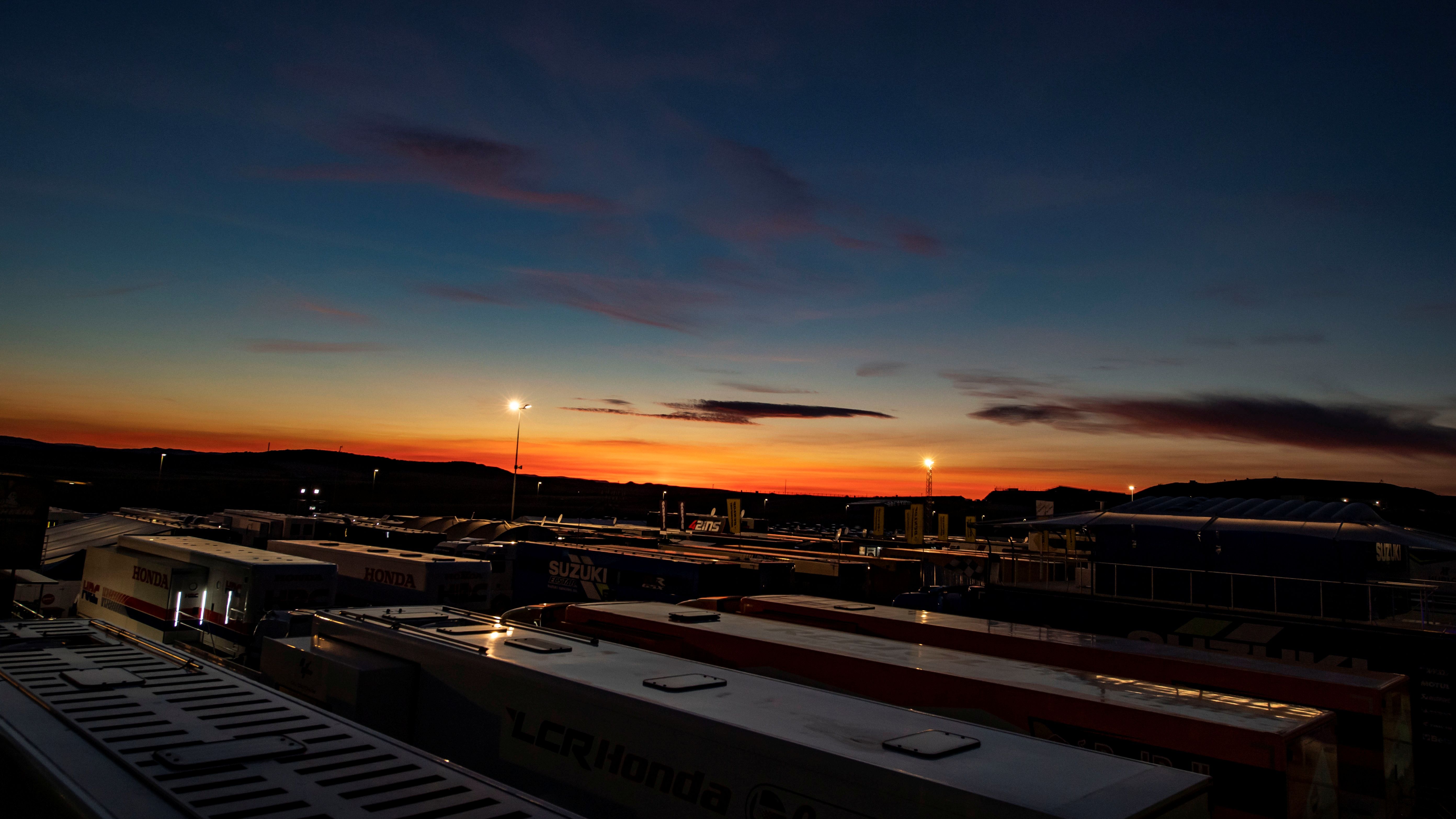Se hace de noche en Motorland Aragón