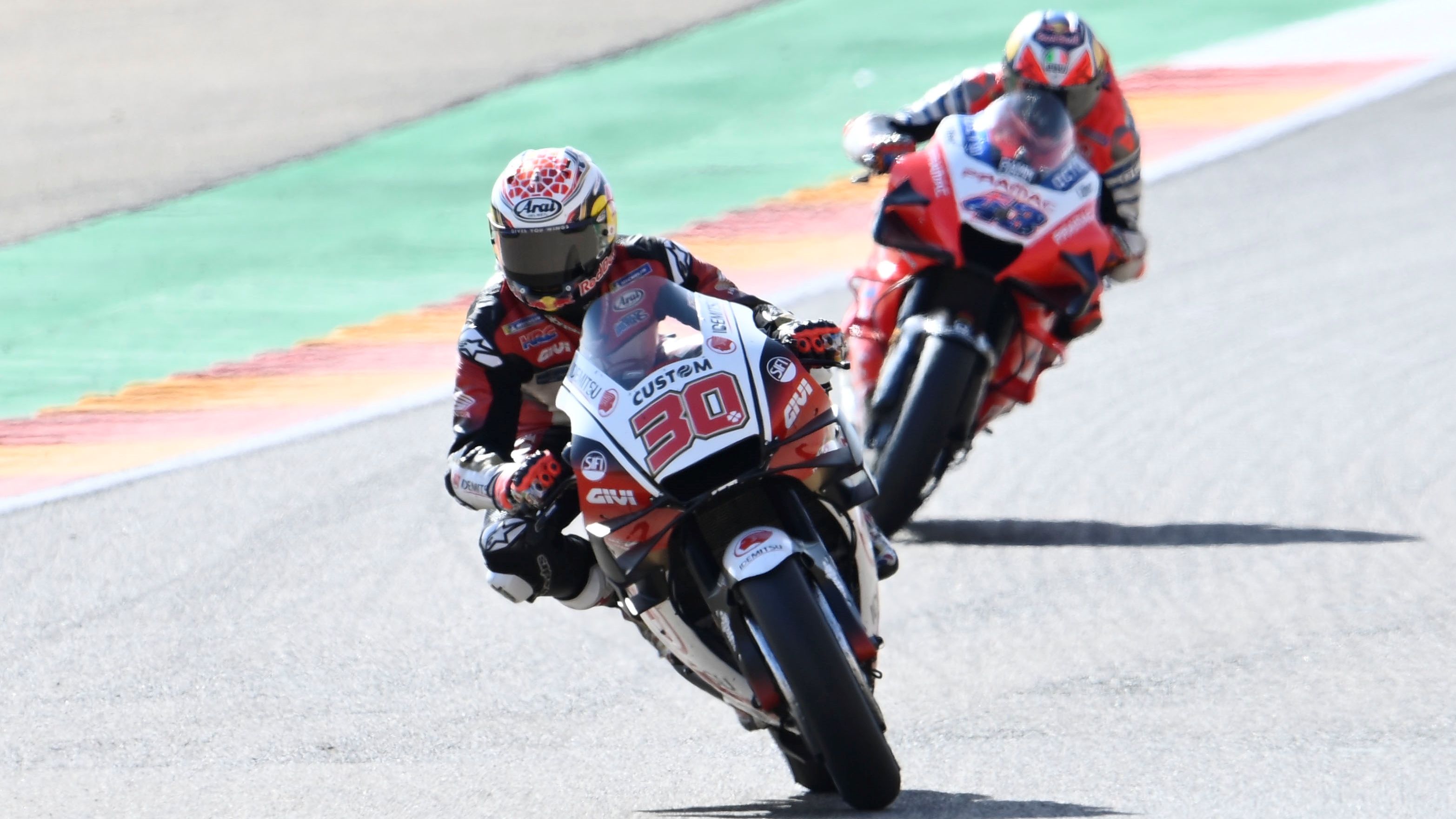 Takaaki Nakagami deja atrás a Jack Miller