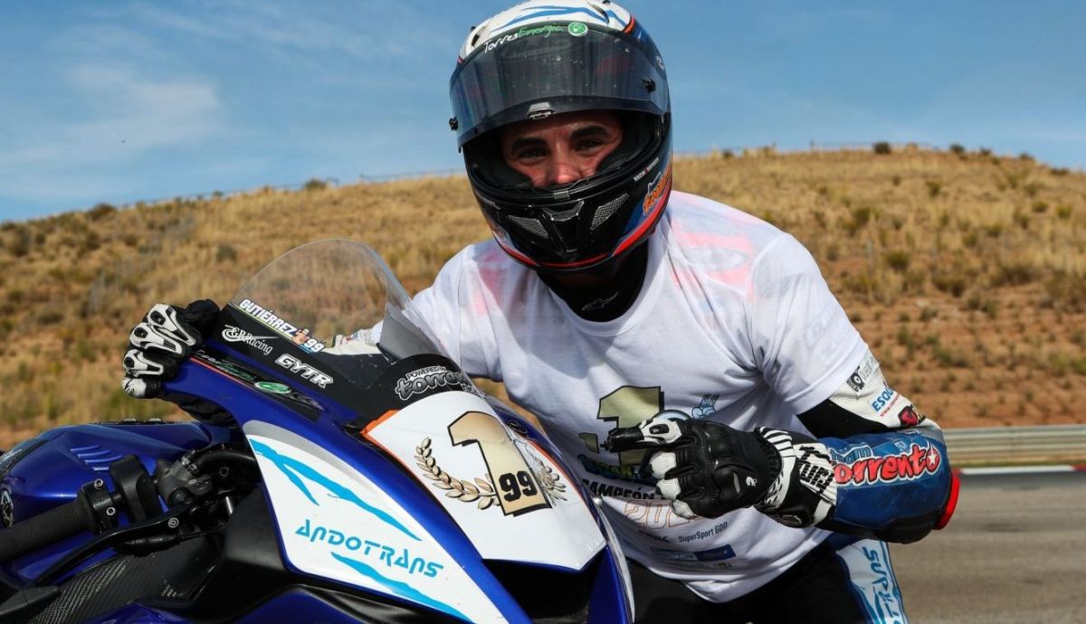 Oscar Gutiérrez festeja su segundo título nacional de Supersport Oscar Gutiérrez festeja su segundo título nacional de Supersport