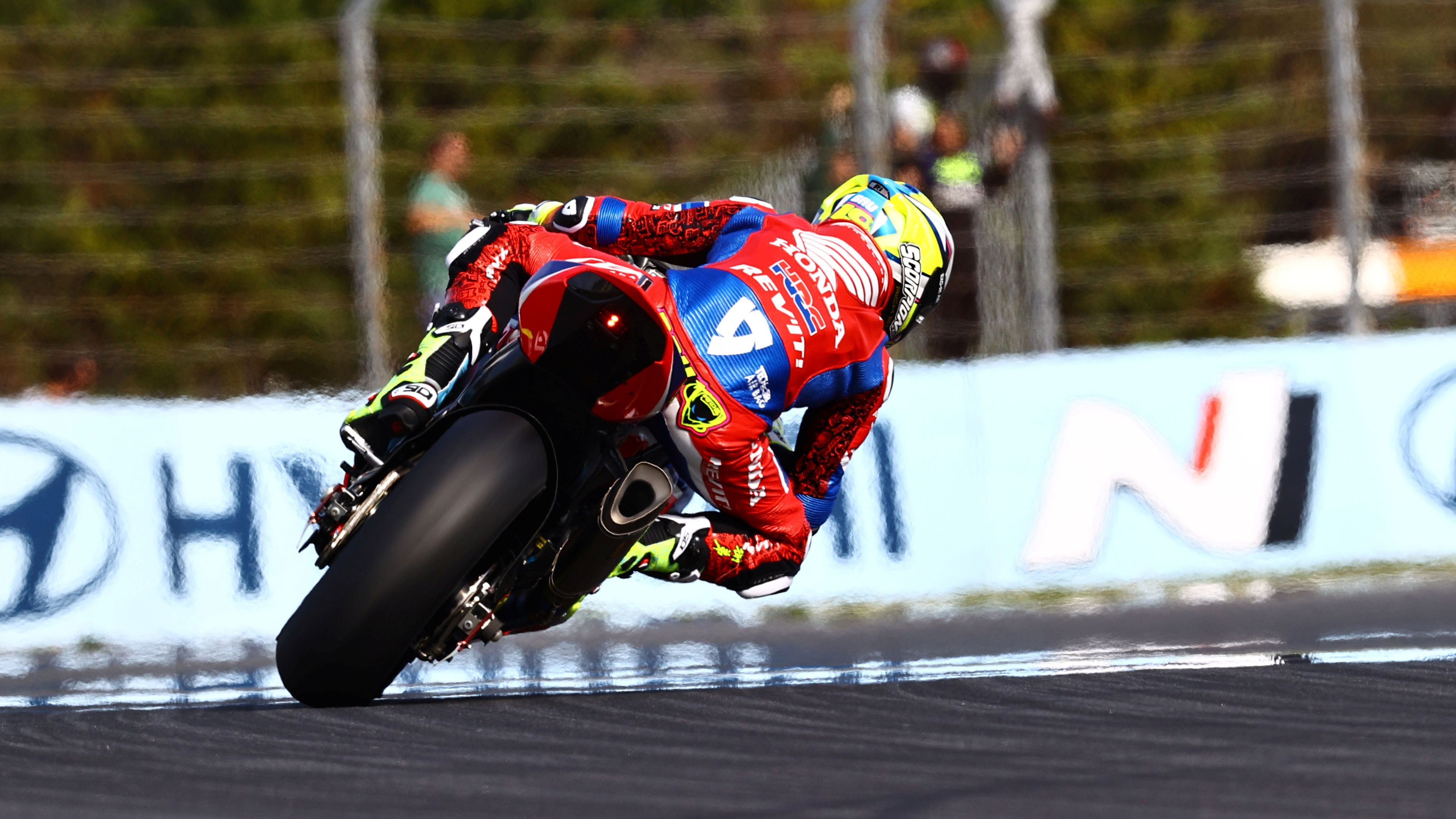 Álvaro Bautista trazado una curva a derechas con la Honda