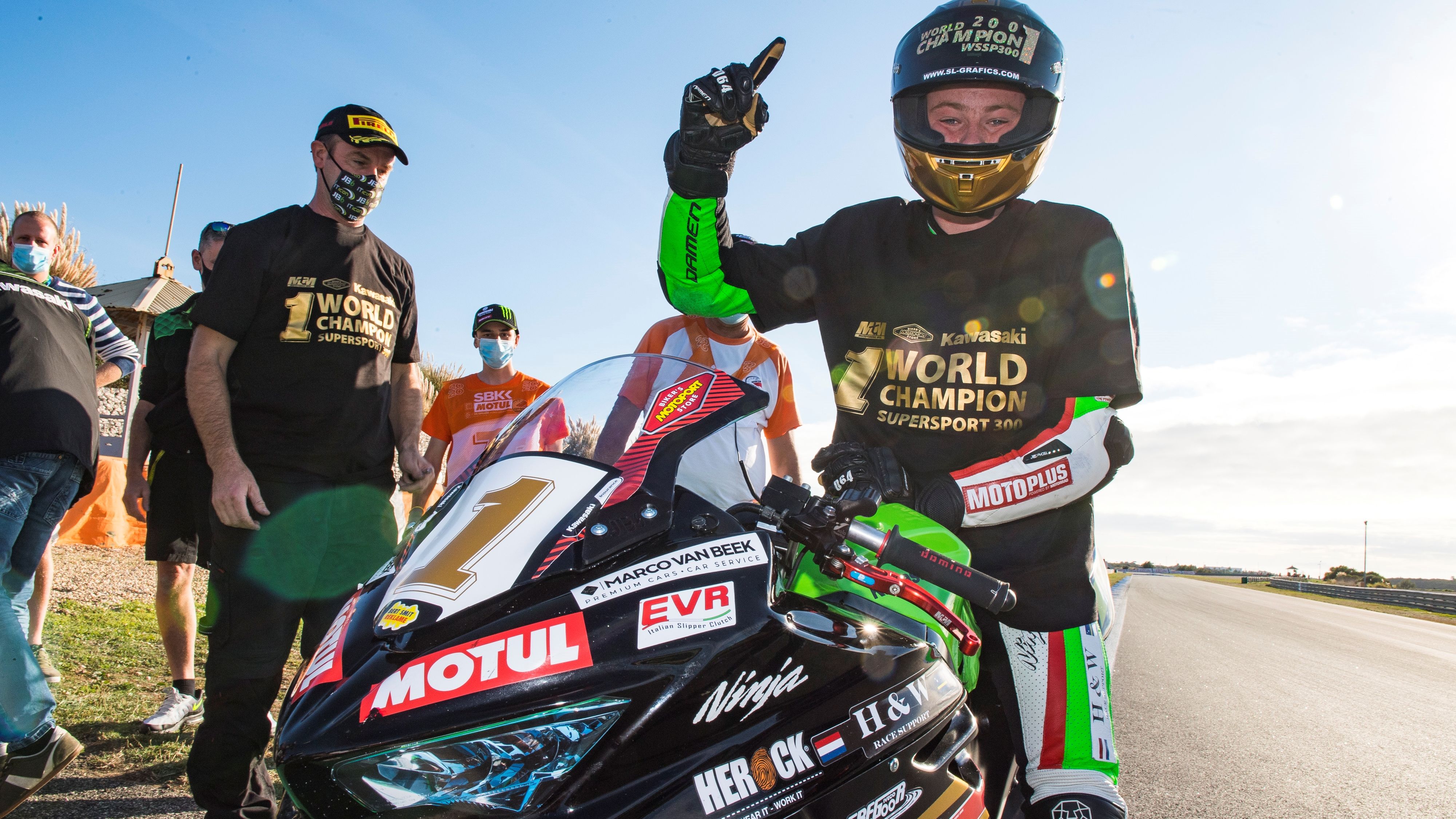 Jeffrey Buis con el 1 que le acredita como campeón del mundo