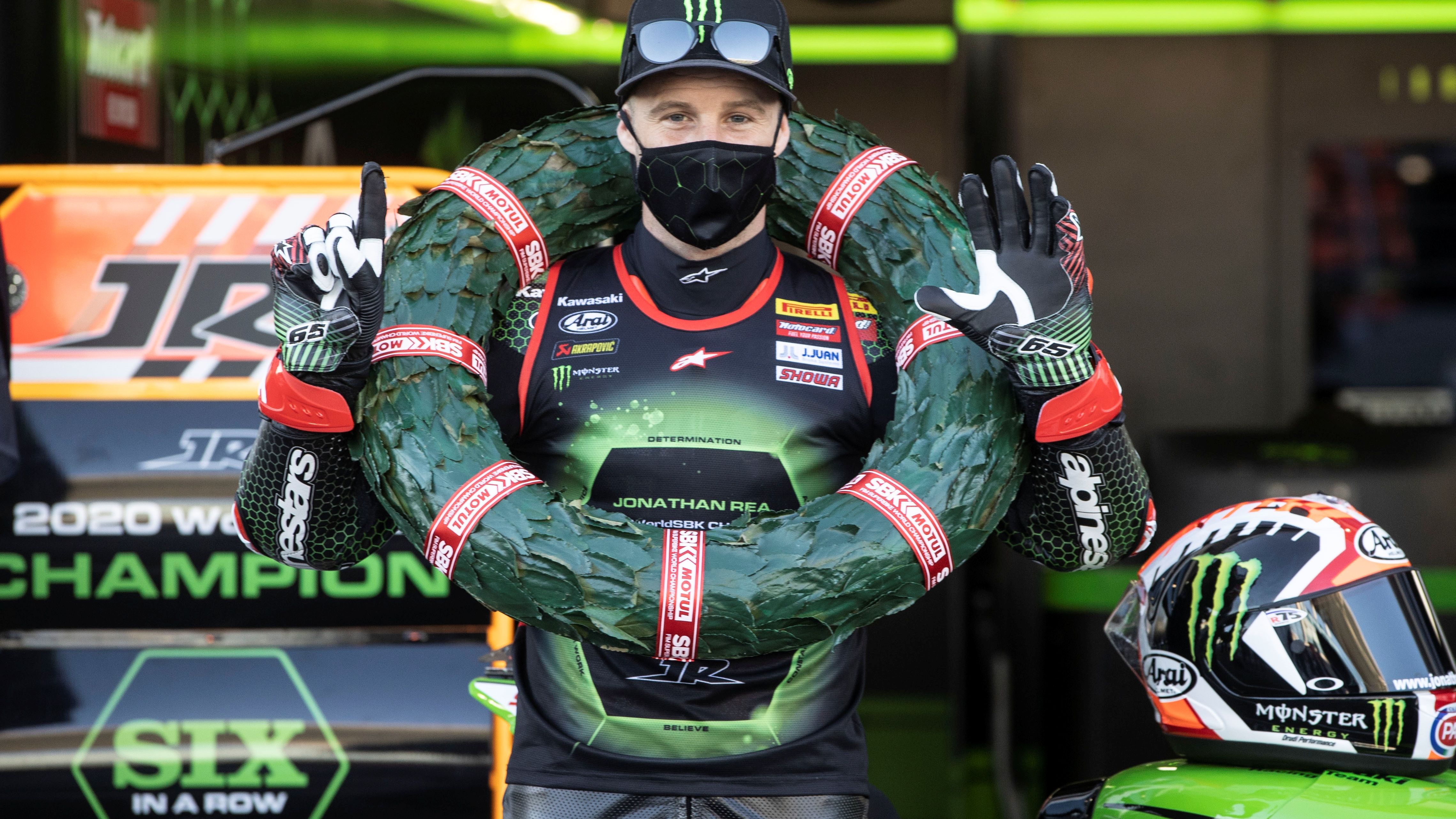 Jonathan Rea con la corona de ganador del Mundial de Superbike 2020
