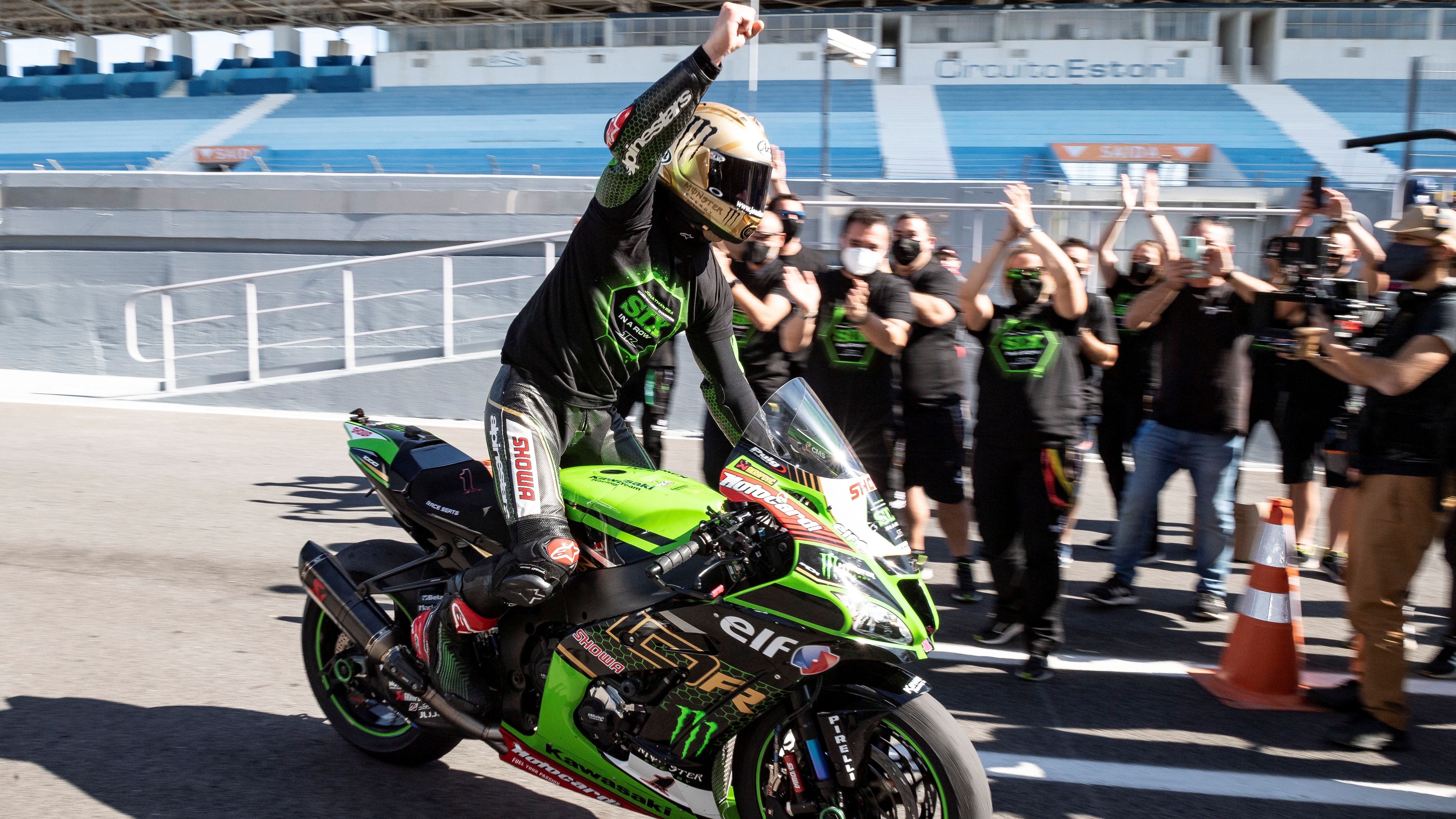 Jonathan Rea recibido por su equipo nada más proclamarse campeón del mundo