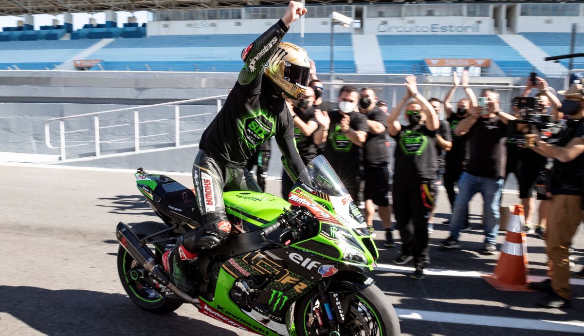Jonathan Rea recibido por su equipo nada más proclamarse campeón del mundo Jonathan Rea recibido por su equipo nada más proclamarse campeón del mundo