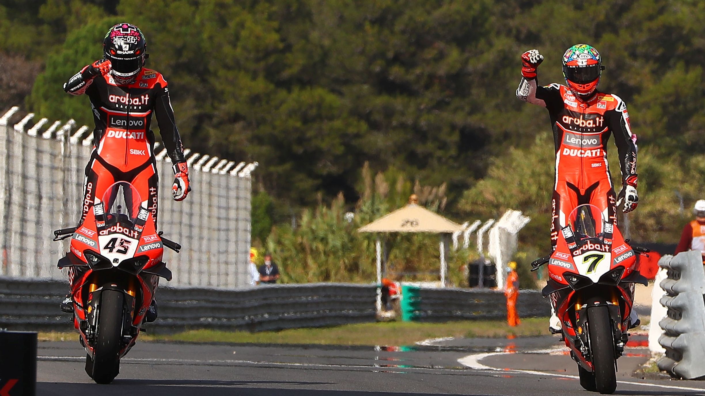 Scott Redding y Chaz Davies festejan el doblete de Ducati en la segunda carrera