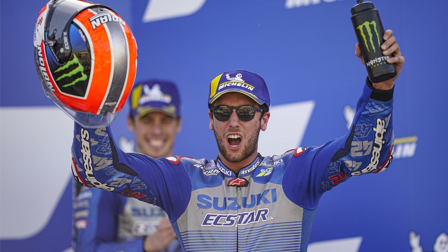 Alex Rins en el podio con Joan Mir al fondo