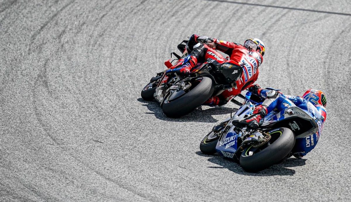 Álex Rins persigue a Andrea Dovizioso en el GP de Austria Álex Rins persigue a Andrea Dovizioso en el GP de Austria