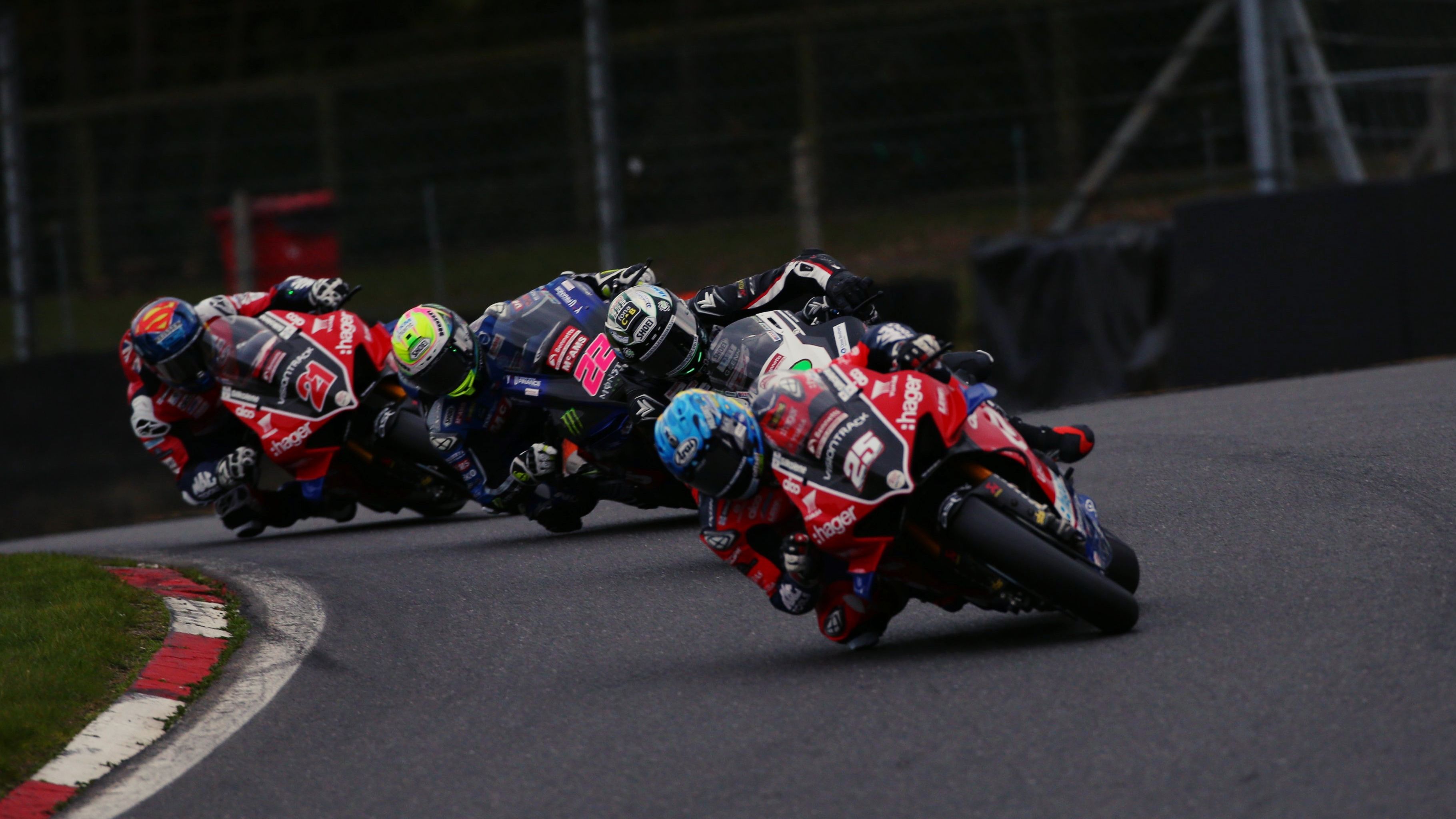 Josh Brookes seguido por Glenn Irwin, Jason O'Halloran y Christian Iddon en el BSB 2020